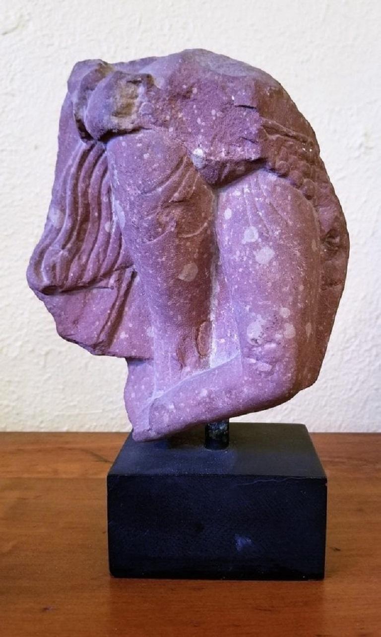 Indisches rotes Sandsteinfragment einer Frau aus dem 2. Jahrhundert (Handgeschnitzt) im Angebot