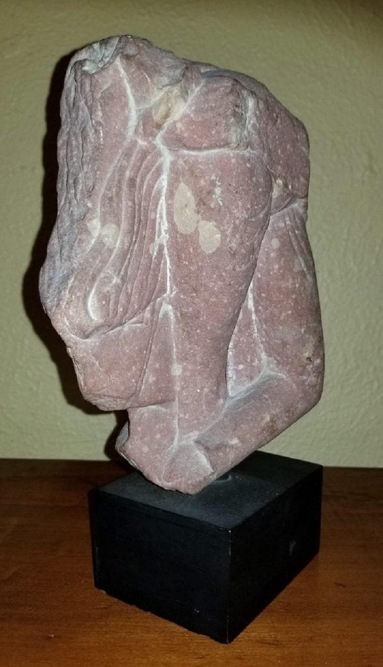 Sculpté à la main Fragment de femme en grès rouge indien du 2e siècle en vente