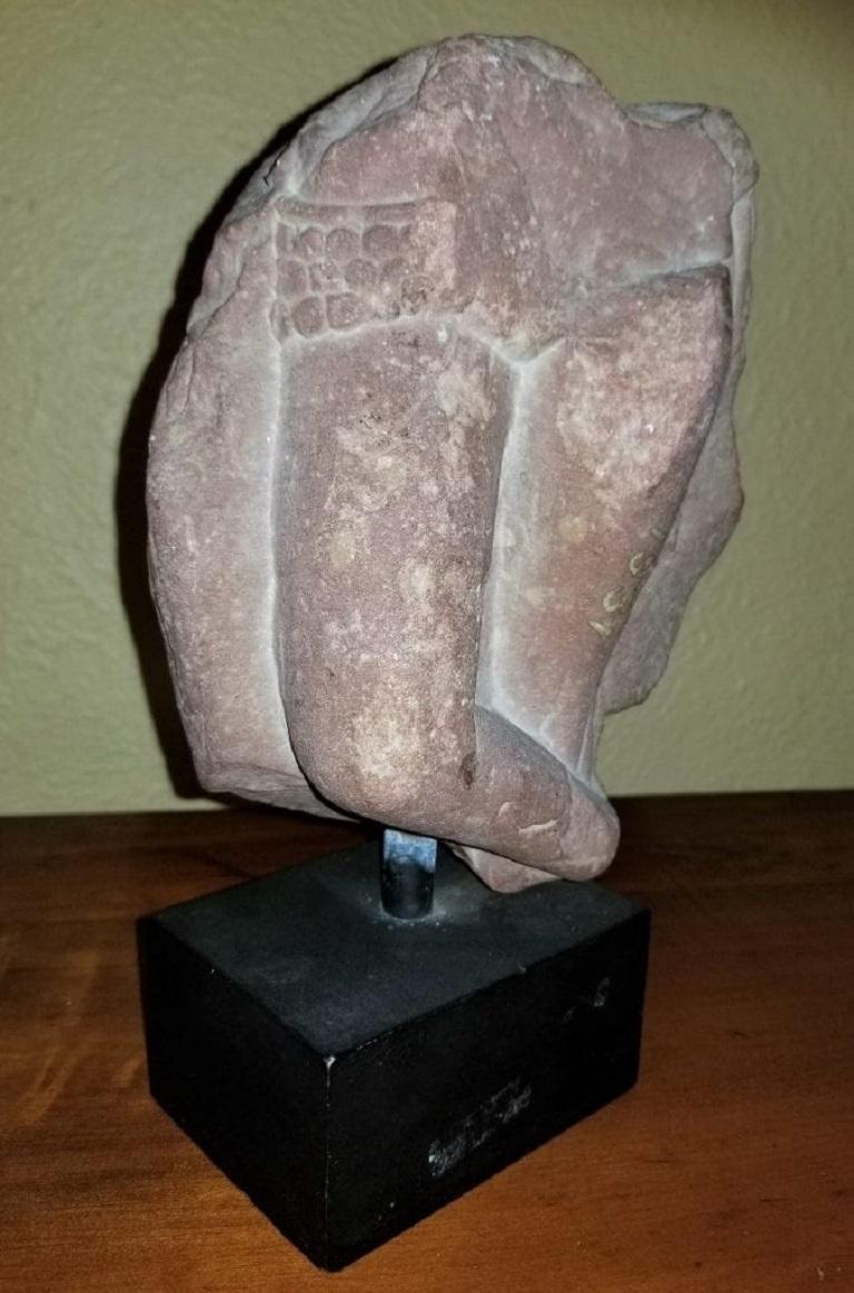 Fragment de femme en grès rouge indien du 2e siècle Bon état - En vente à Dallas, TX