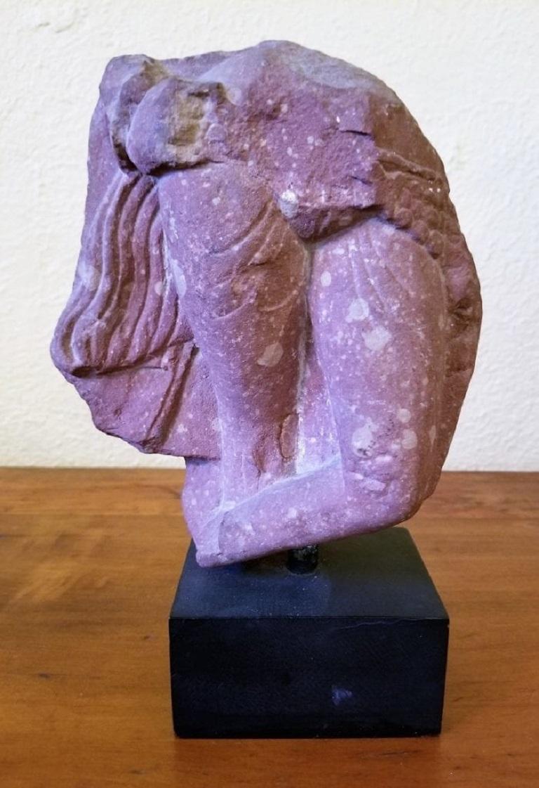 Grès Fragment de femme en grès rouge indien du 2e siècle en vente