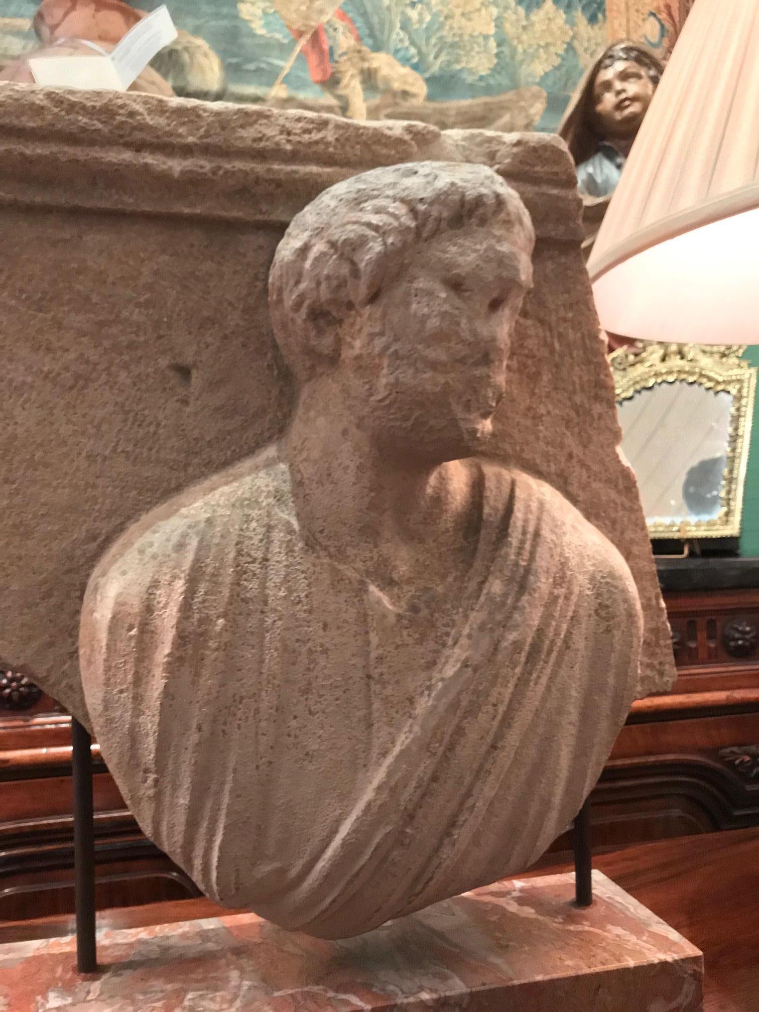 Sculpté à la main Sculpture italienne du 2ème siècle en pierre en relief romain, antiquités et objets anciens montés sur aristocrates, LA en vente