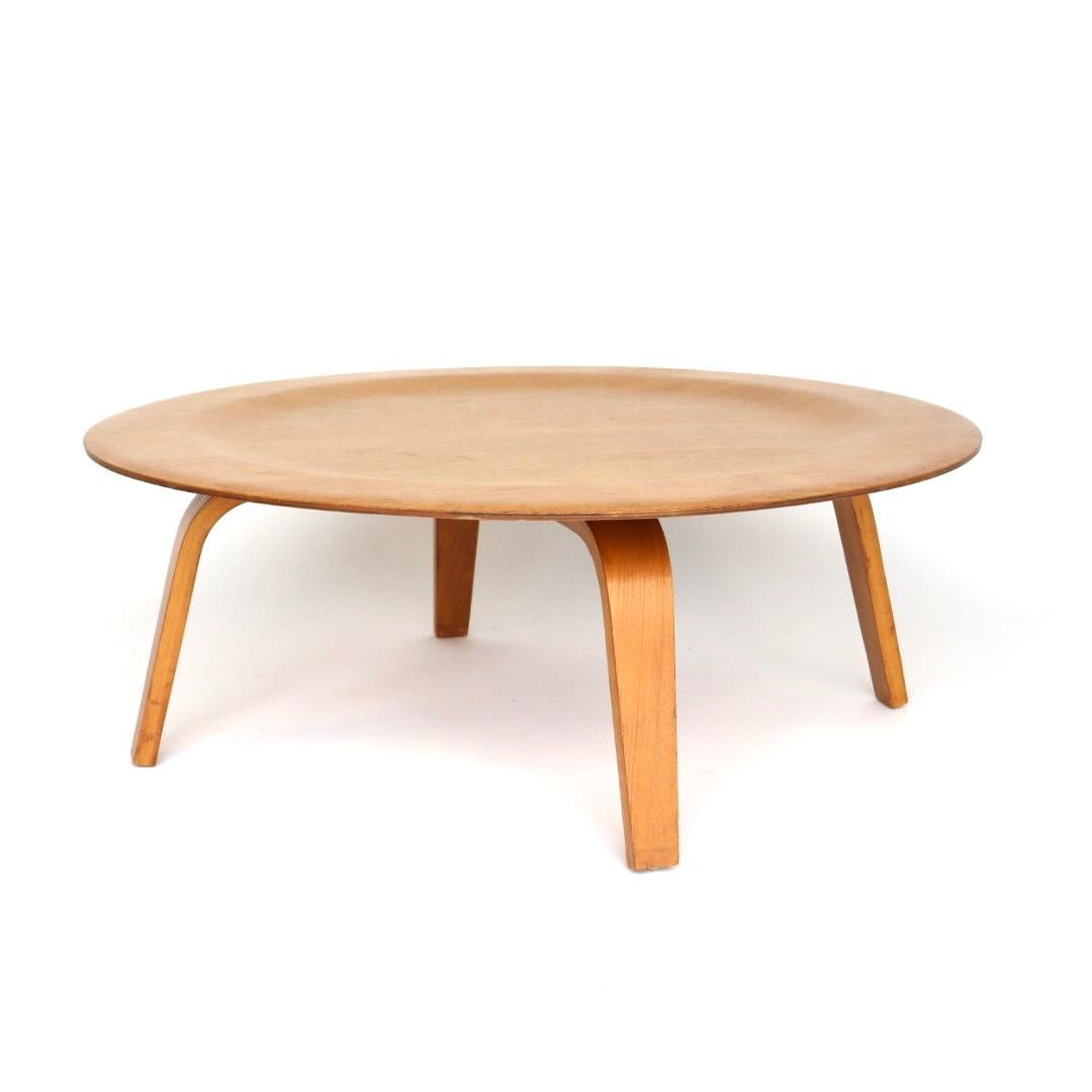 Cette table basse Eames CTW de deuxième génération pour Herman Miller a été conçue vers 1946. Cette table se compose d'un plateau circulaire en contreplaqué à cinq couches, reposant sur quatre pieds assortis en contreplaqué plié à près de 90 degrés.