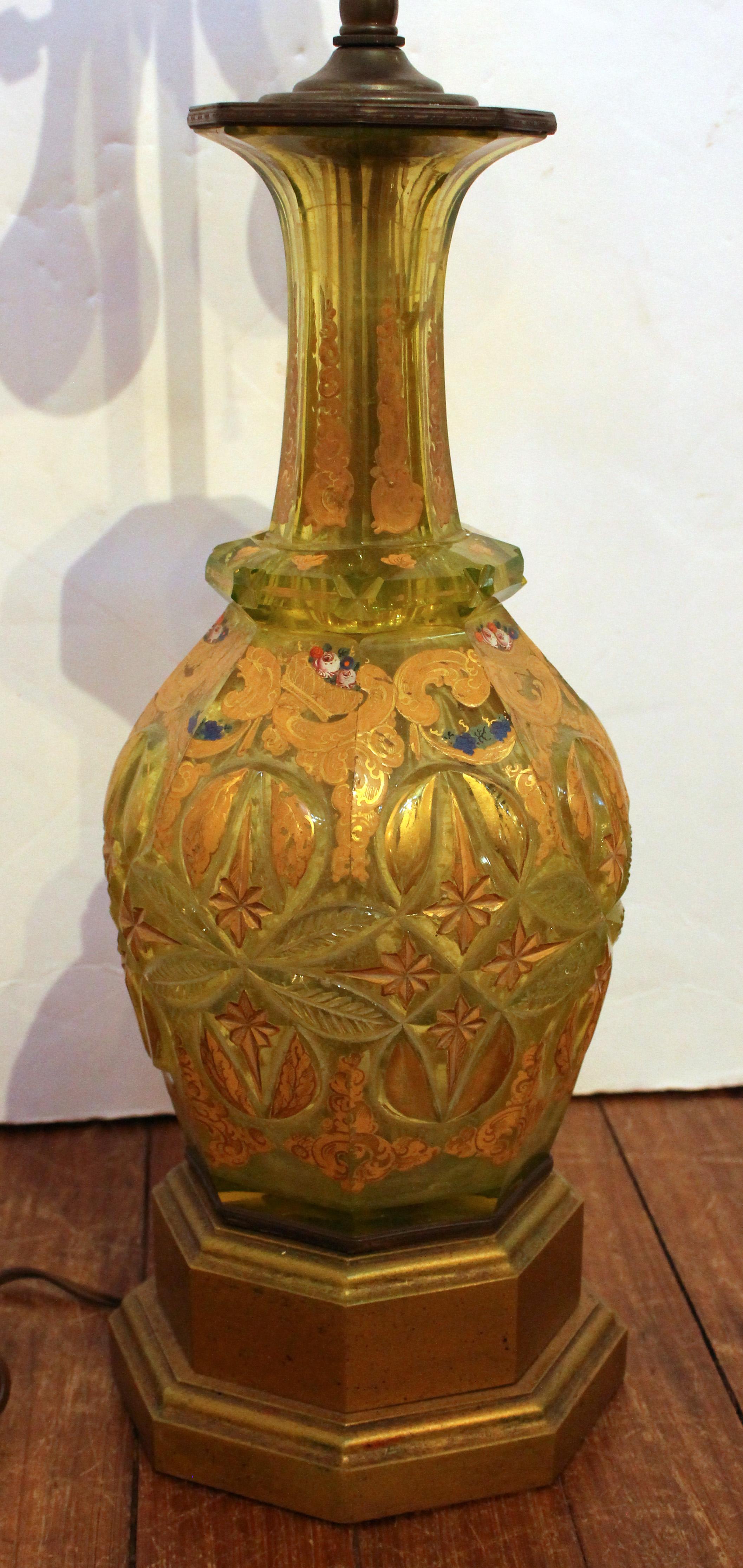 Bohème Carafe bohème du 2e moitié du 19e siècle en verre soufflé et taillé, converti en lampe en vente