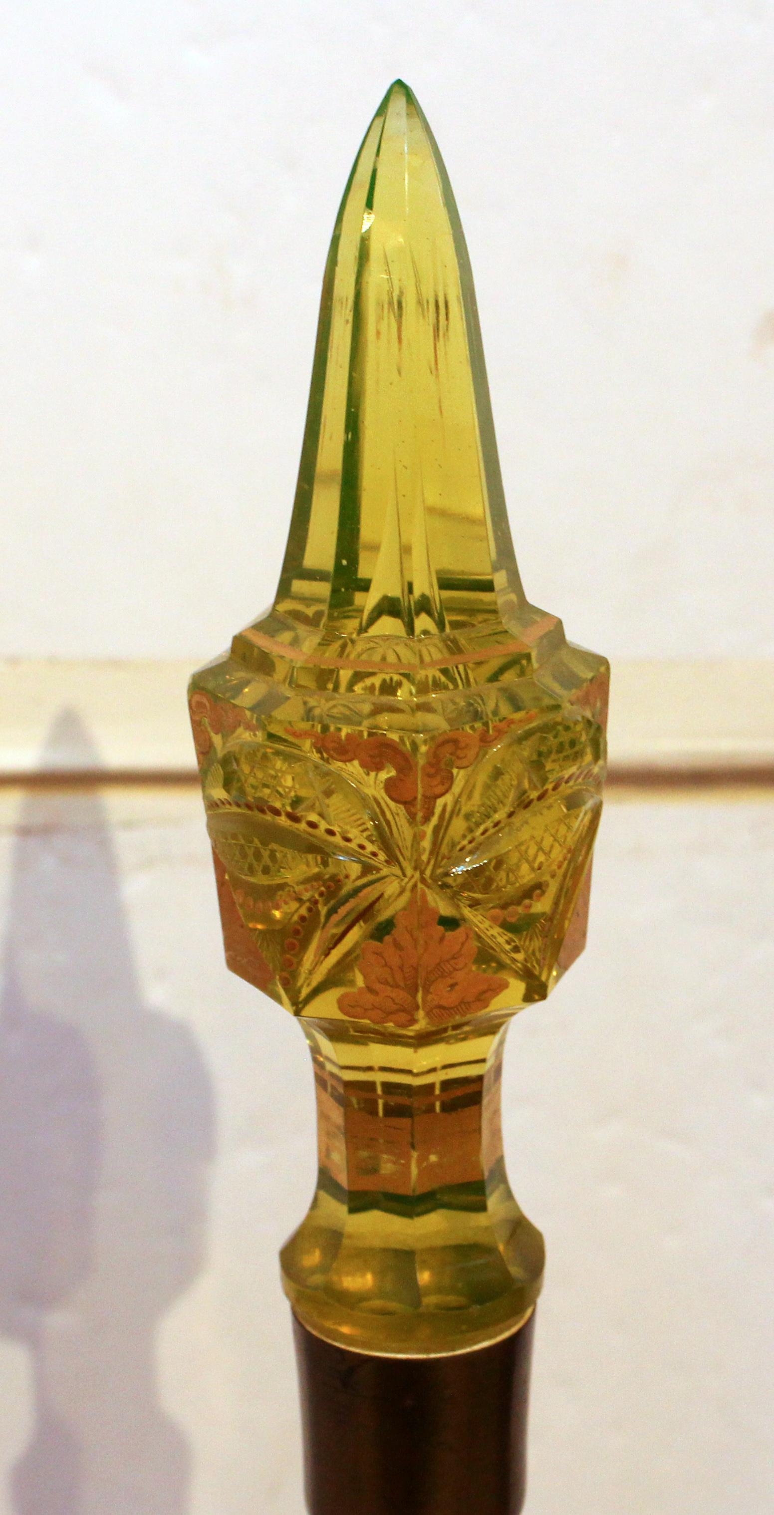 2ème moitié du 19ème siècle, carafe en verre soufflé et taillé de Bohème, aujourd'hui utilisée comme lampe. Dorure et émaillage. Transformation de cette rare carafe à vaseline (Uraline ou Ouraline) au milieu du 20e siècle. Le fleuron est le bouchon