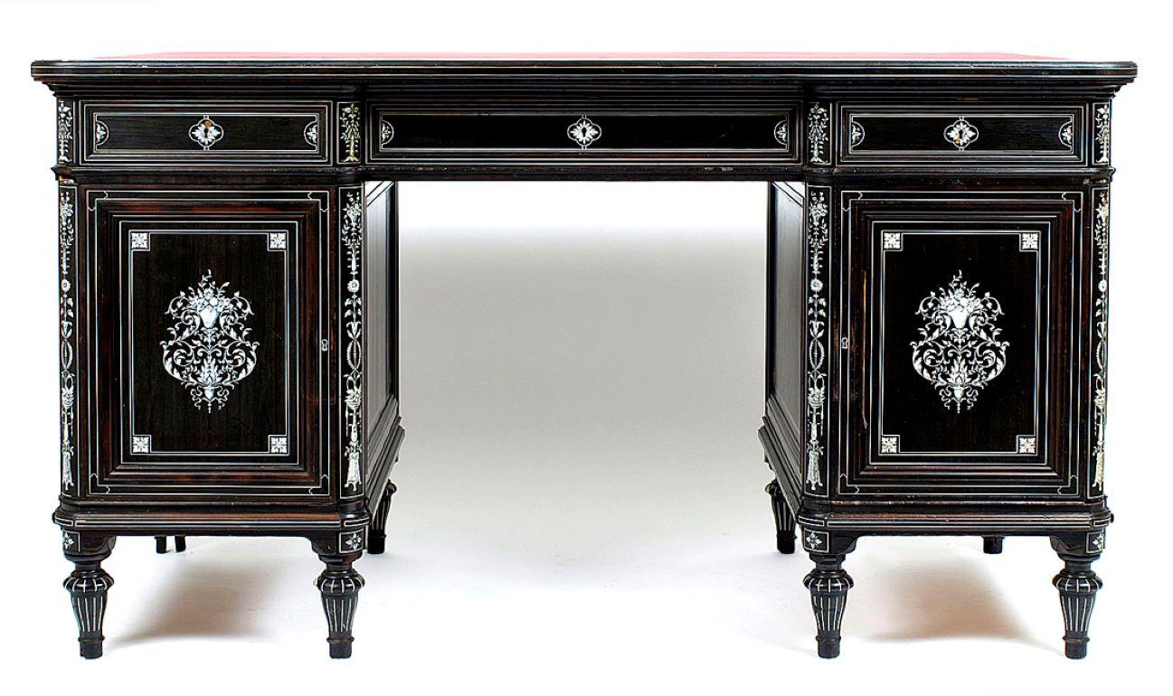 Second half of the 19th century Italian Renaissance style desk

An Italian Renaissance style desk with three drawers at the side, two side cabinets, supported by eight carved legs. The whole desk is richly decorated with strips and floral patterns