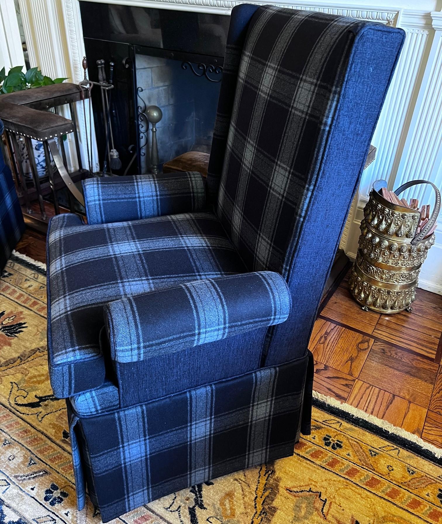S. XX Pareja de sillones tapizados a medida en cuadros escoceses de lana y terciopelo en Bueno estado para la venta en Morristown, NJ