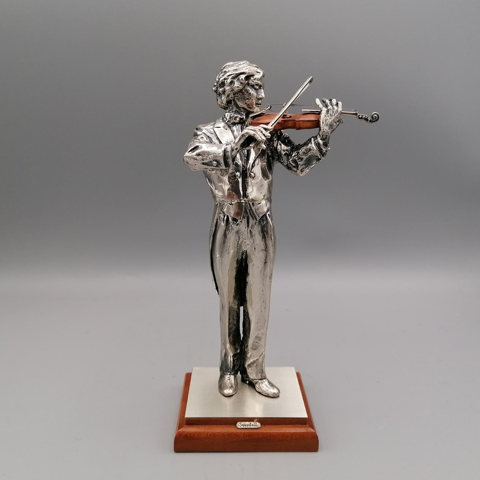Violinist statue in solid 800 silver and with wooden violin and wooden base.
The state was made with the casting method and subsequently finished with a chisel. The details of the statue are very realistic and highlight the concentration of the