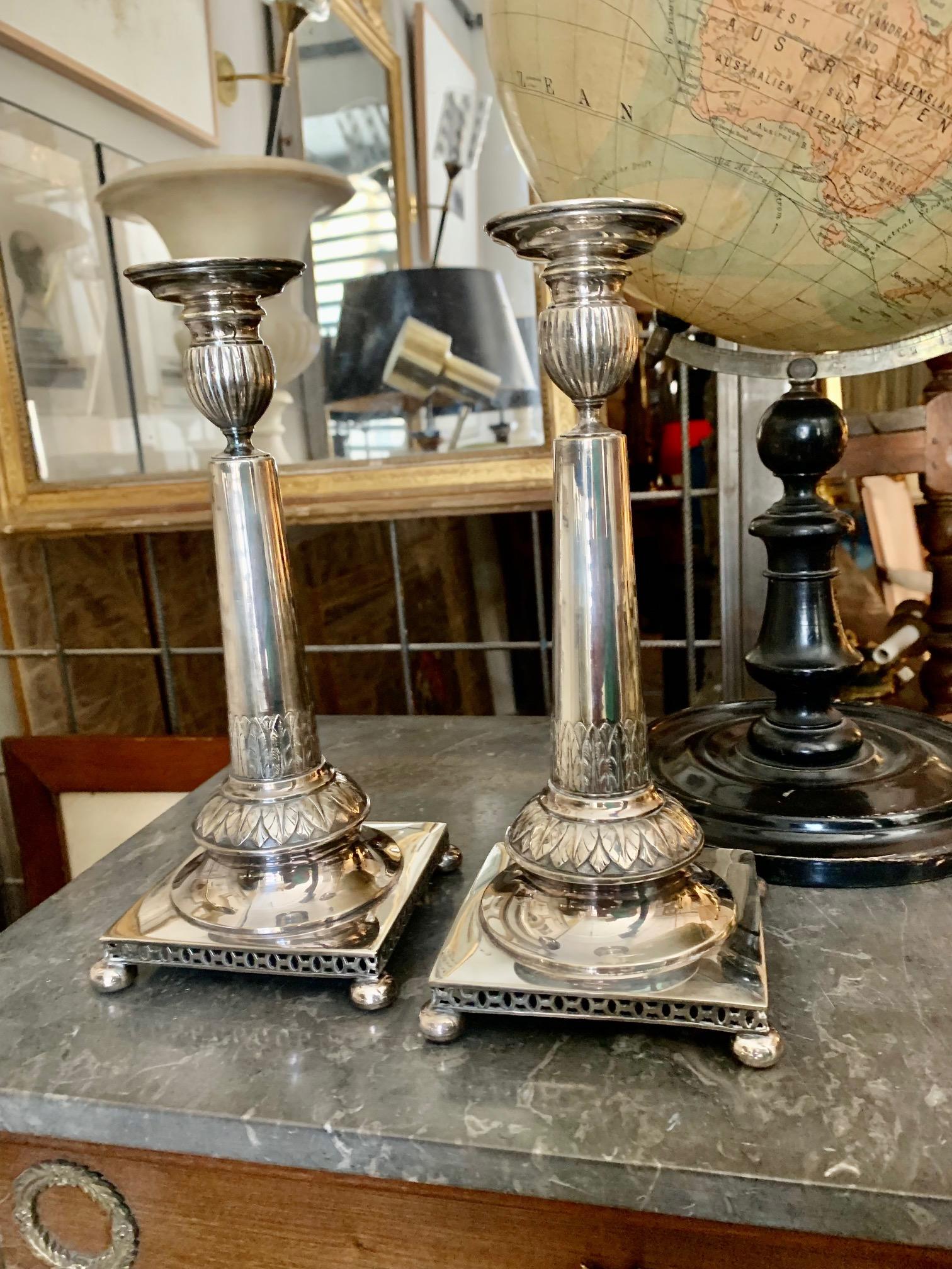 Paar Kerzenständer aus Silbermetall aus dem 2. Jahrhundert im Angebot 3