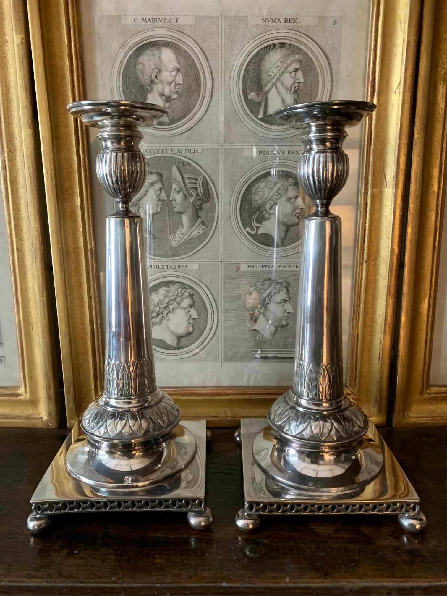 Paar Kerzenständer aus Silbermetall aus dem 2. Jahrhundert im Angebot 4
