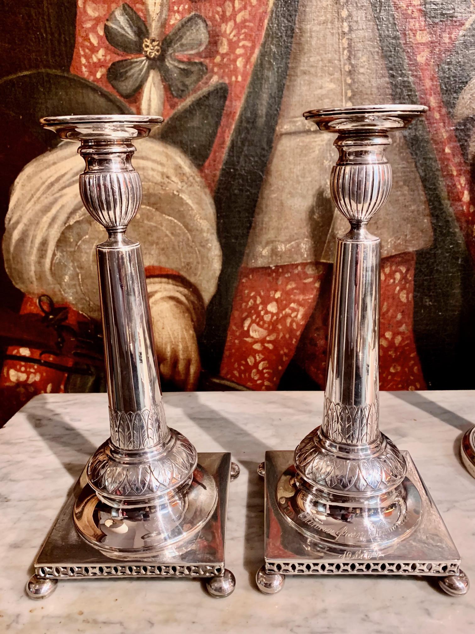 Paar Kerzenständer aus Silbermetall aus dem 2. Jahrhundert im Angebot 5