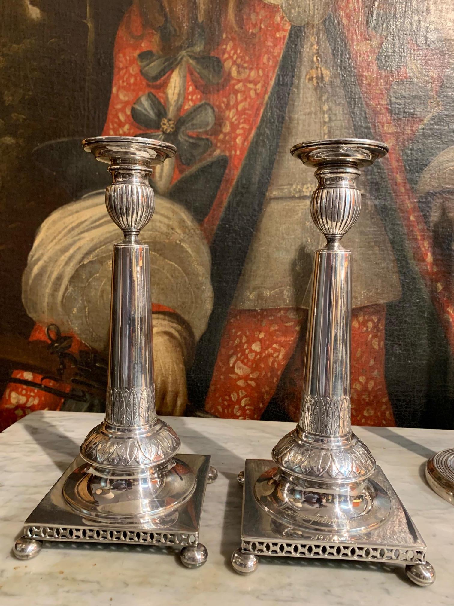 Paar Kerzenständer aus Silbermetall aus dem 2. Jahrhundert im Angebot 7