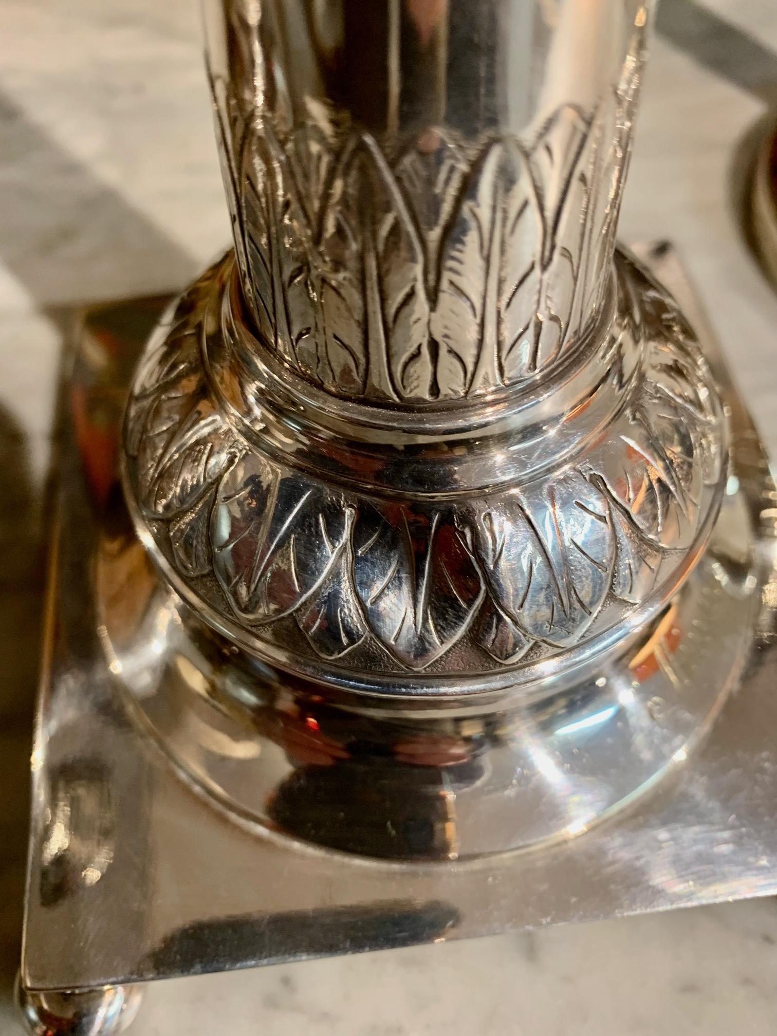 Paar Kerzenständer aus Silbermetall aus dem 2. Jahrhundert im Angebot 8