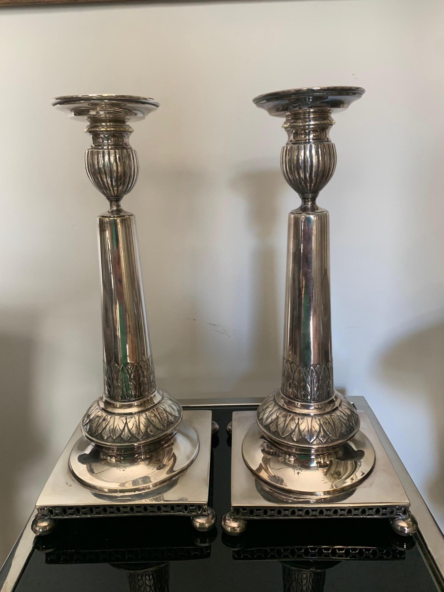 Paar Kerzenhalter aus neoklassizistischem Silber, verziert mit Blättern, quadratischer Sockel durchbrochen, Anfang XX. Der Zustand ist gut, obwohl einer von ihnen einen kleinen Fleck auf dem Sockel hat.