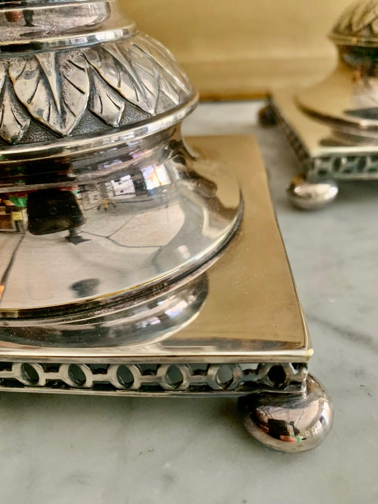 Paar Kerzenständer aus Silbermetall aus dem 2. Jahrhundert im Zustand „Gut“ im Angebot in Madrid, ES