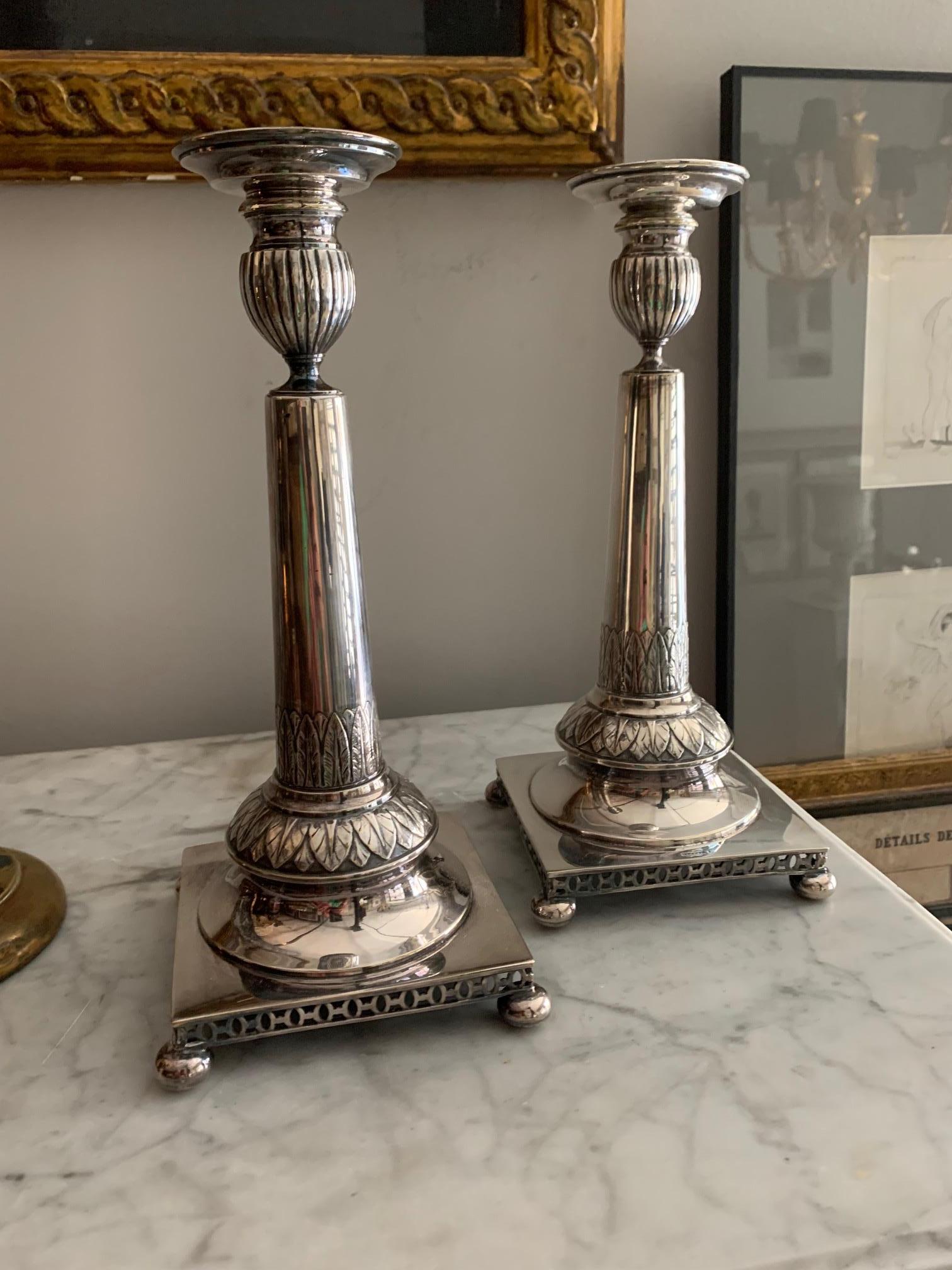 Paar Kerzenständer aus Silbermetall aus dem 2. Jahrhundert (20. Jahrhundert) im Angebot