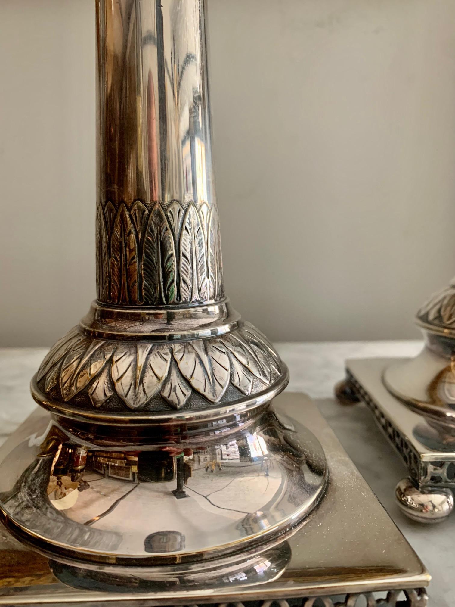 Paar Kerzenständer aus Silbermetall aus dem 2. Jahrhundert (Sterlingsilber) im Angebot