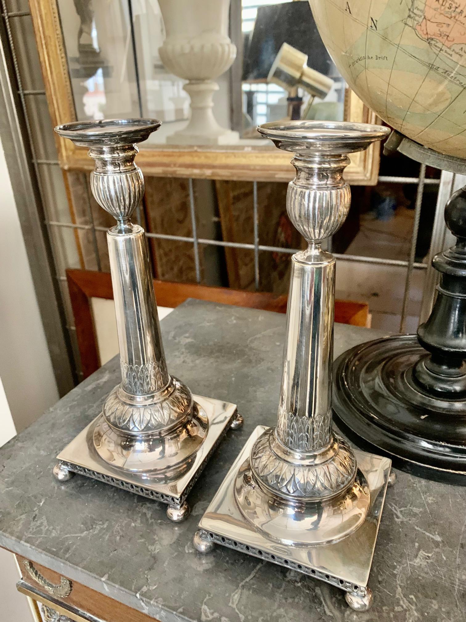 Paar Kerzenständer aus Silbermetall aus dem 2. Jahrhundert im Angebot 2