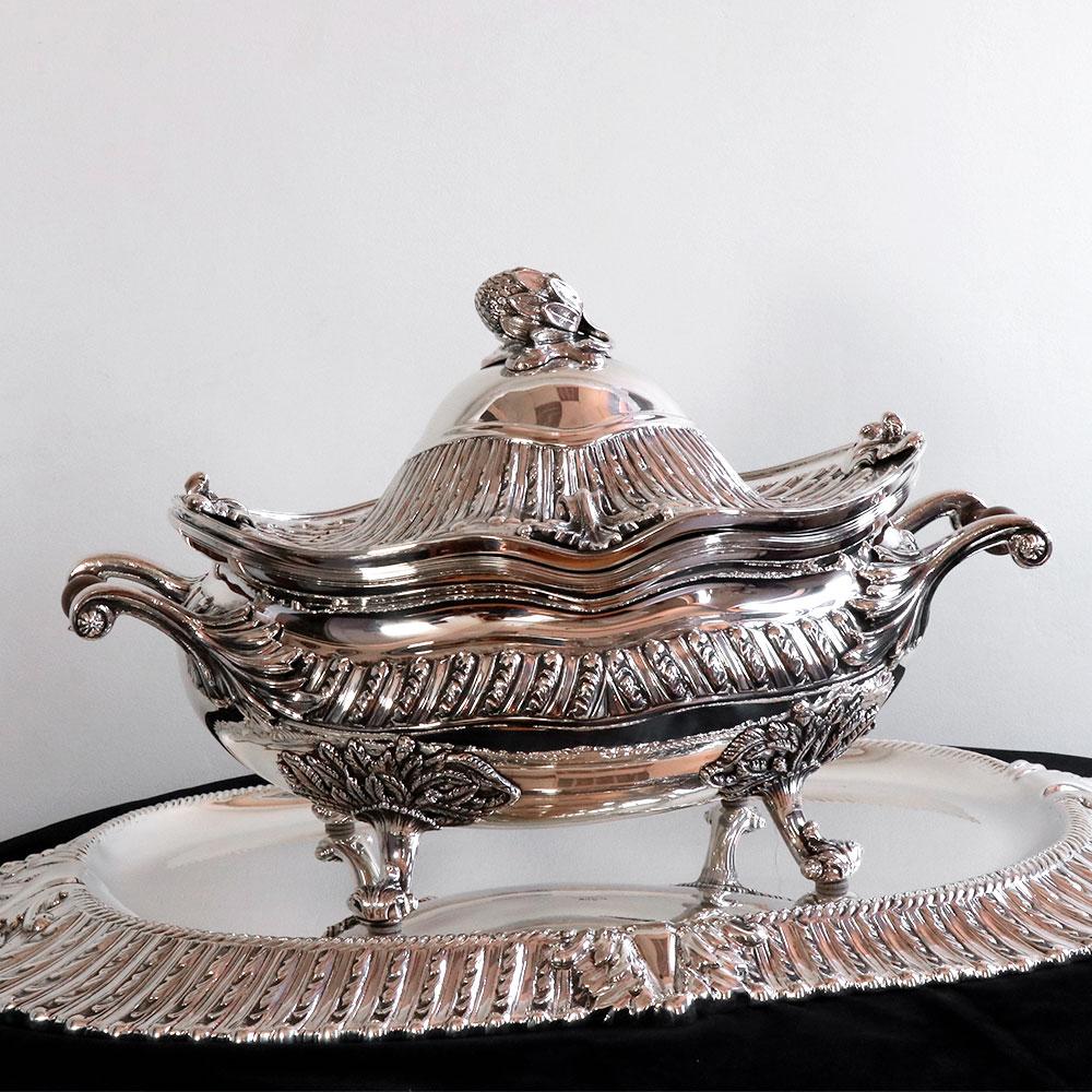 Die Rocaille-Terrine ist ein Einzelstück, das in den 70er Jahren von der Silberschmiede Alcino 1902 aus 925er Silber hergestellt wurde. 

Dieses Stück wurde in unserer Werkstatt in Porto, Portugal, entworfen und hergestellt.
Sie wurde durch dasselbe