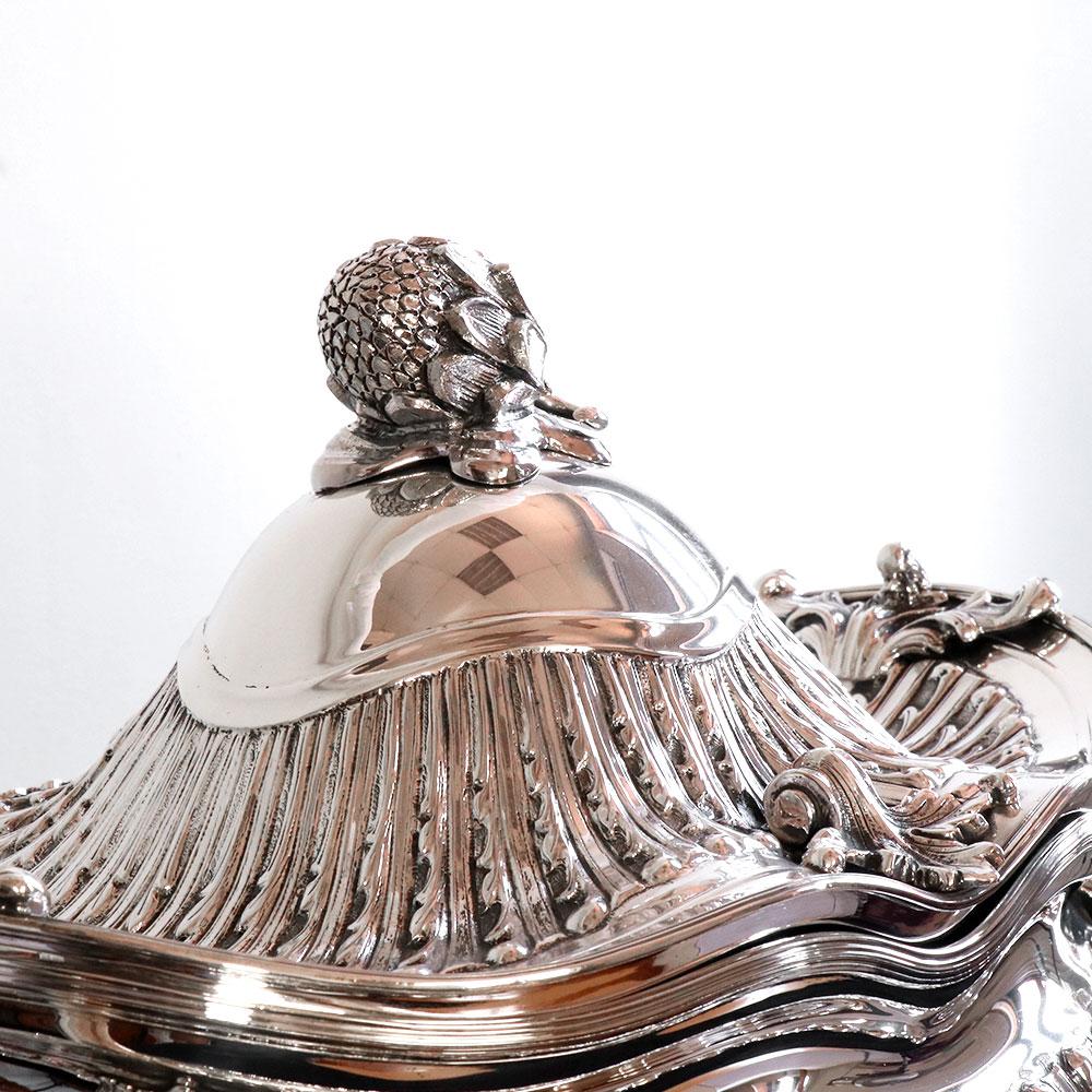 Hand-Crafted 20th Century Tureen or Center Piece in Sterling Silver 925 by Alcino Silversmith For Sale