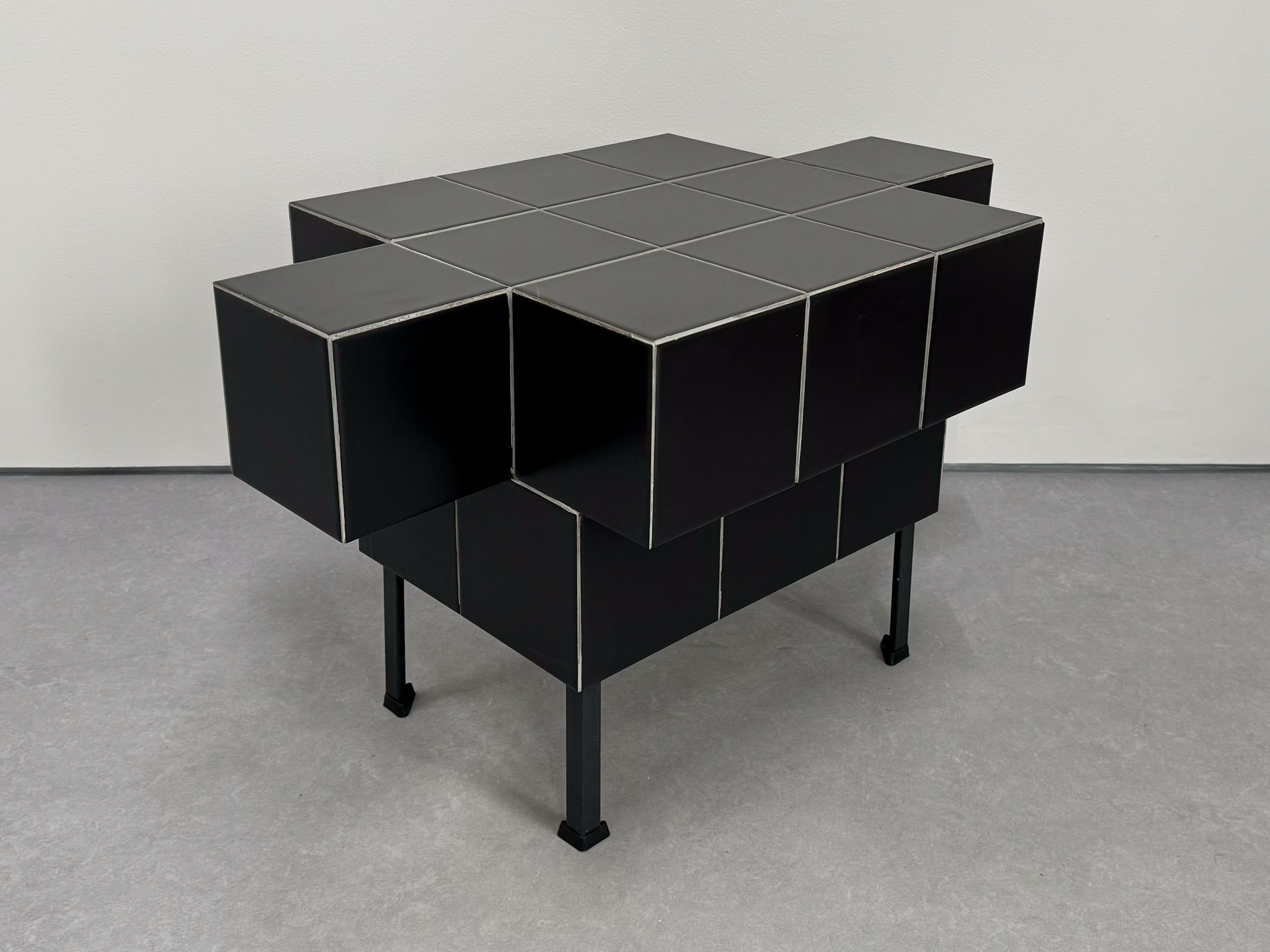 XXIe siècle et contemporain 2Table d'appoint sculpturale en forme de mouton noir par Bussoga - Céramique et acier en vente