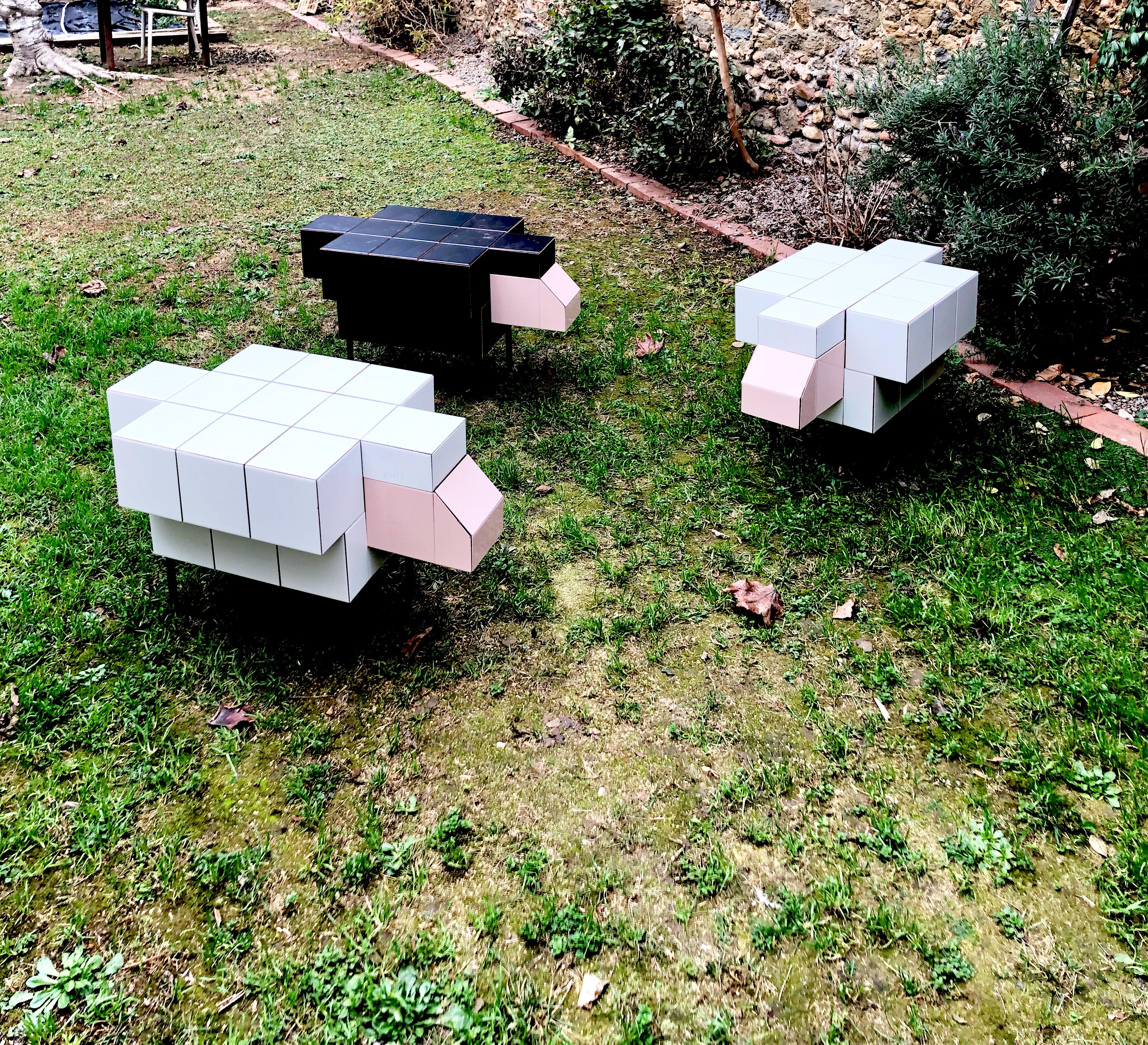 2Table d'appoint sculpturale en forme de mouton noir par Bussoga - Céramique et acier en vente 3