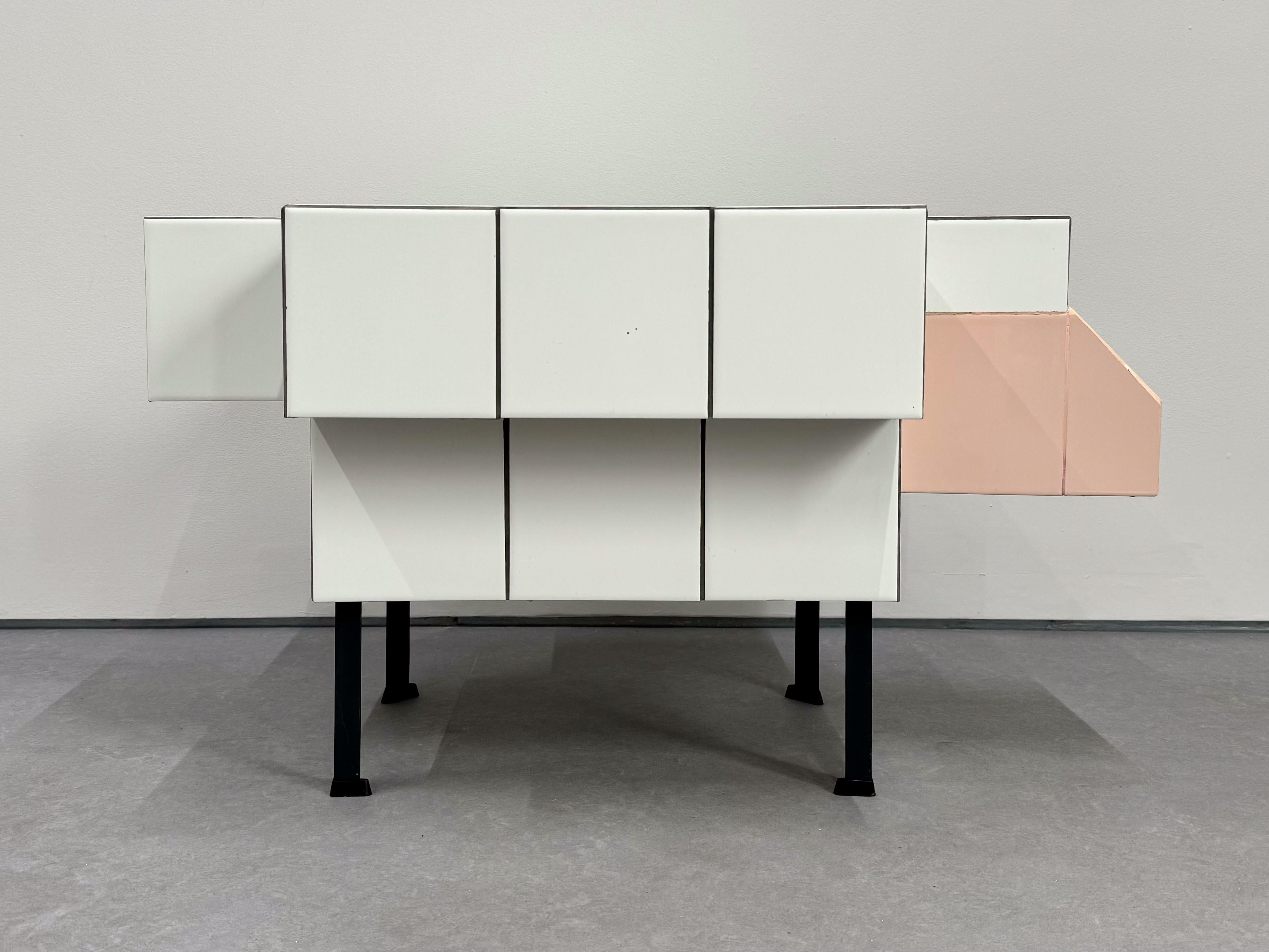 XXIe siècle et contemporain 2Table d'appoint sculpturale en céramique blanche 