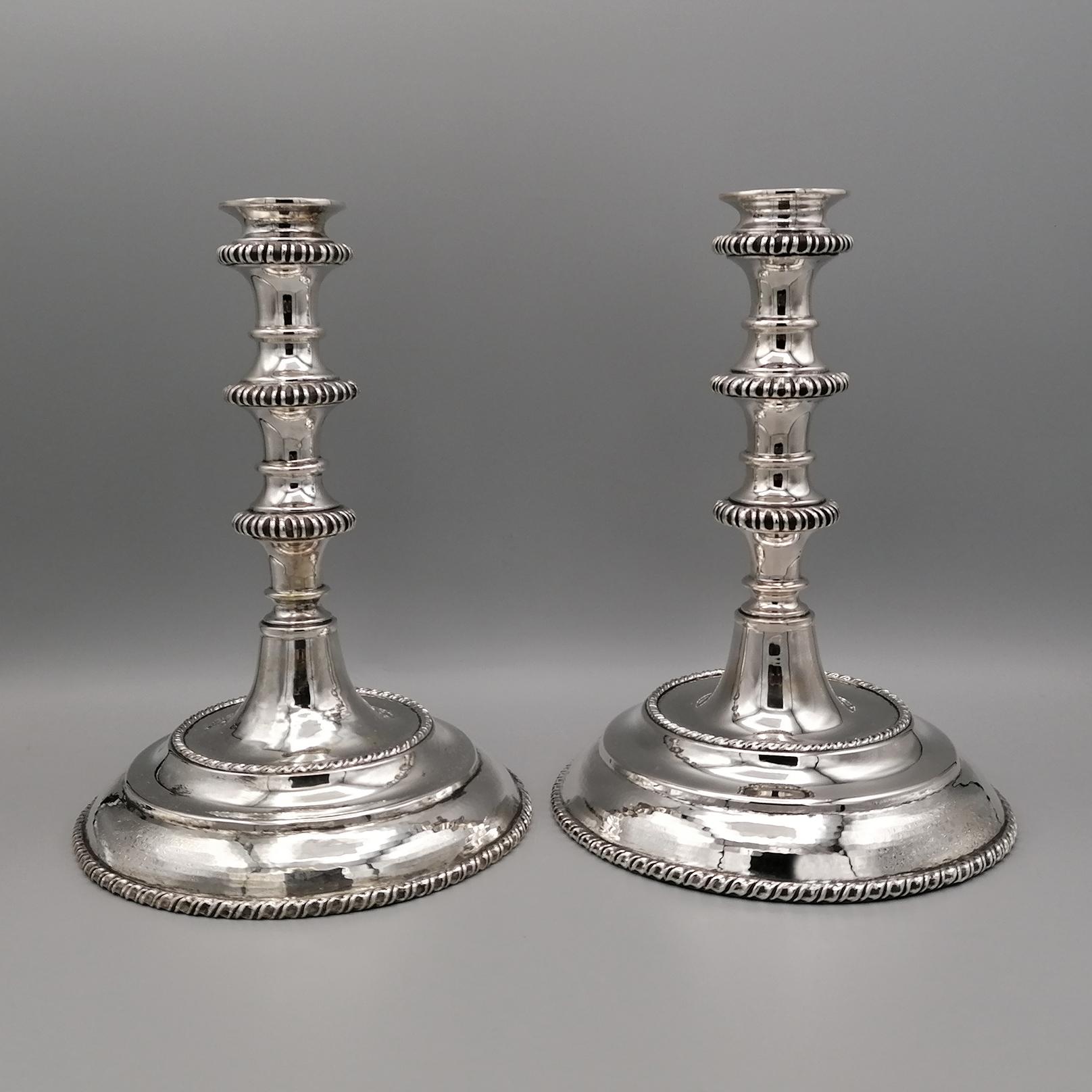 Ein Paar Kerzenständer aus massivem Silber, hergestellt in Italien im San Marco (venezianischen) Stil, komplett handgefertigt.
Der Sockel ist rund und handgehämmert mit
zwei mit San Marco eingefasste Kanten.
Der Stiel ist mit einem dreifachen Rand
