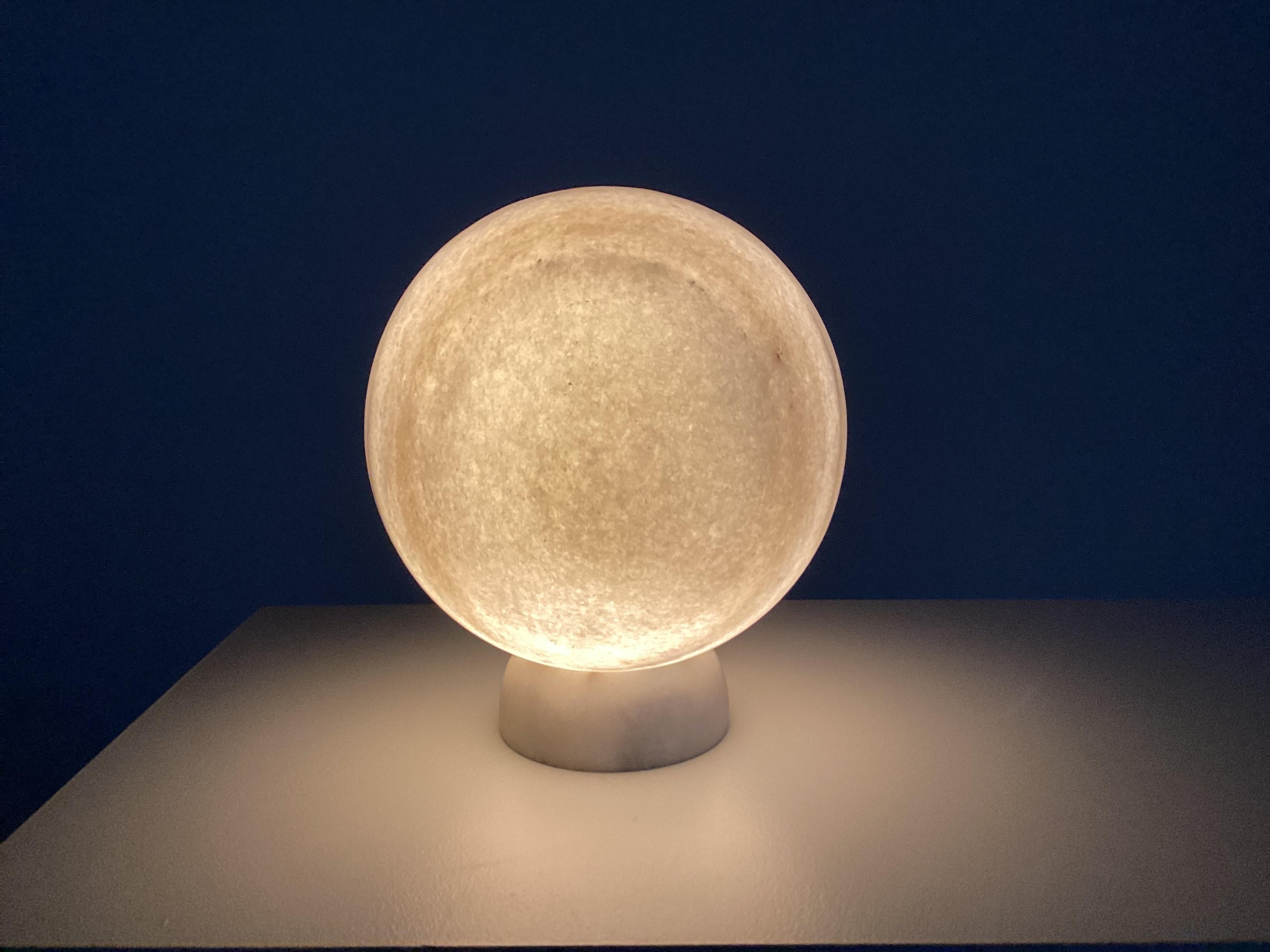 Spagnolo 2_Unica lampada da tavolo in marmo intagliato 