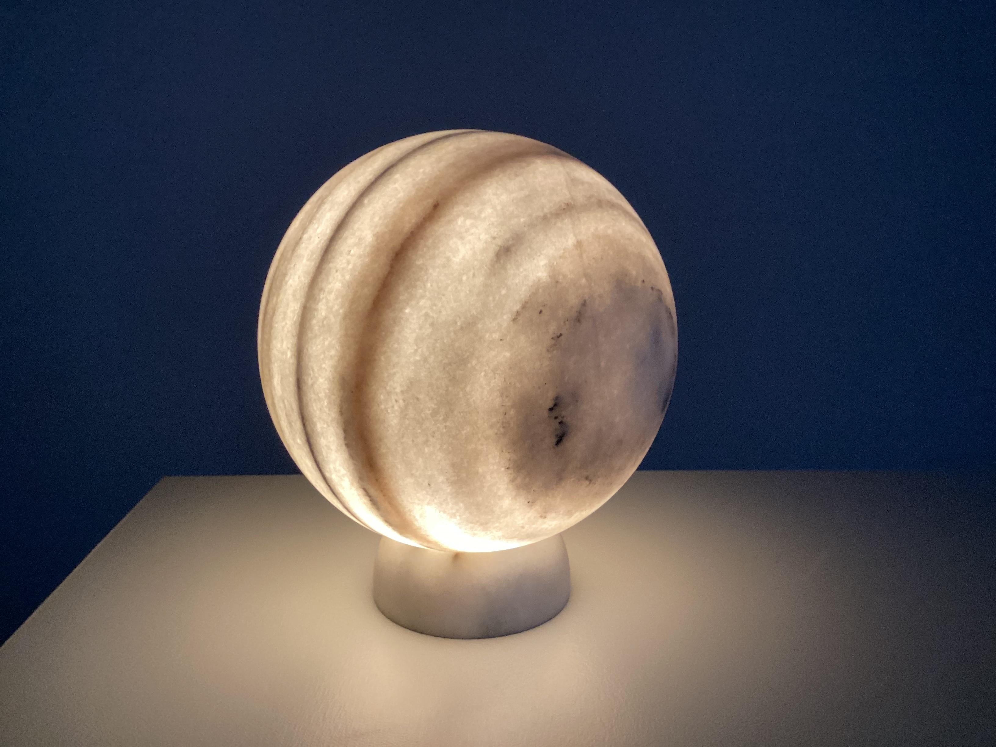 2_Unica lampada da tavolo in marmo intagliato 