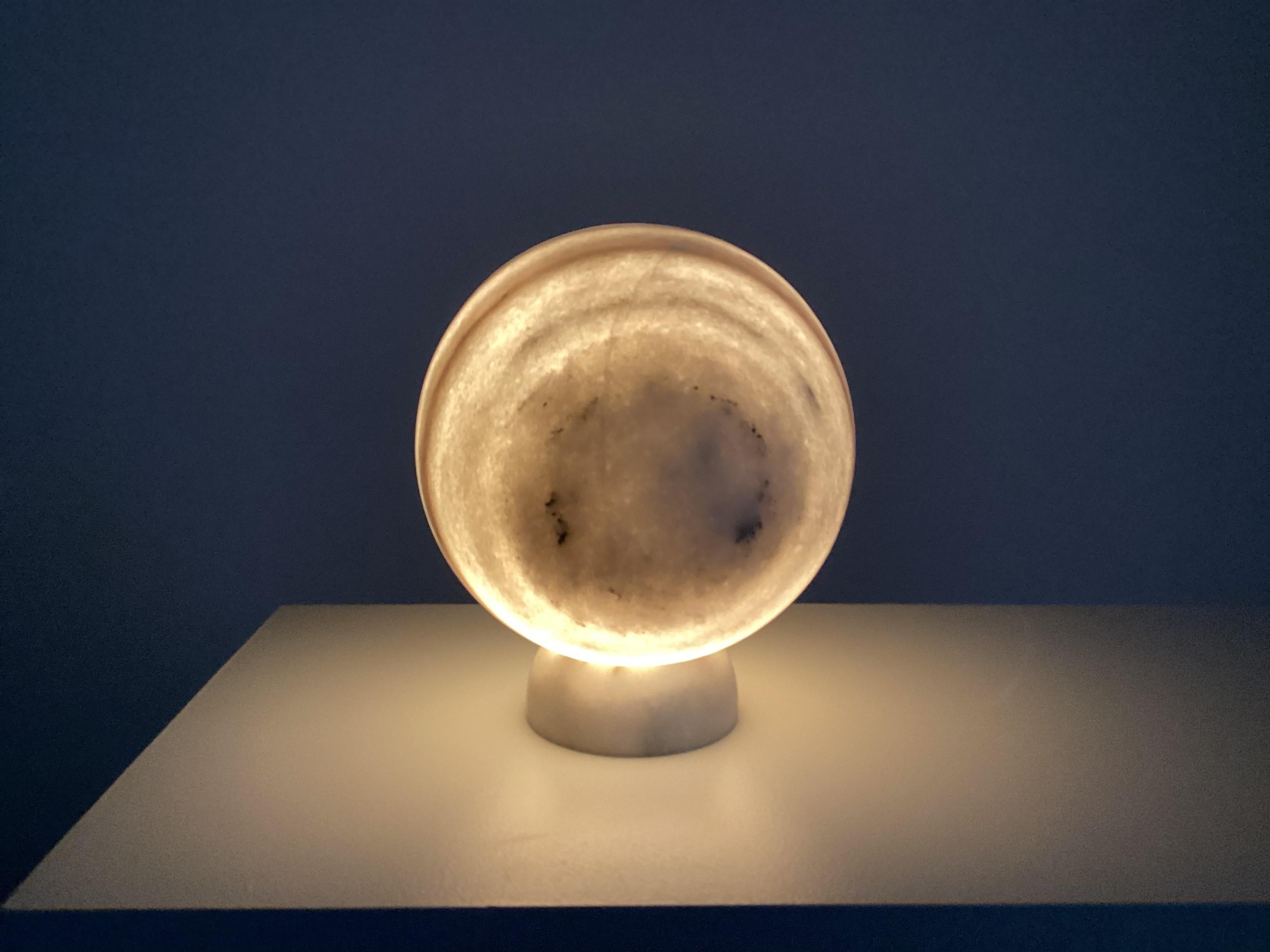 XXI secolo e contemporaneo 2_Unica lampada da tavolo in marmo intagliato 