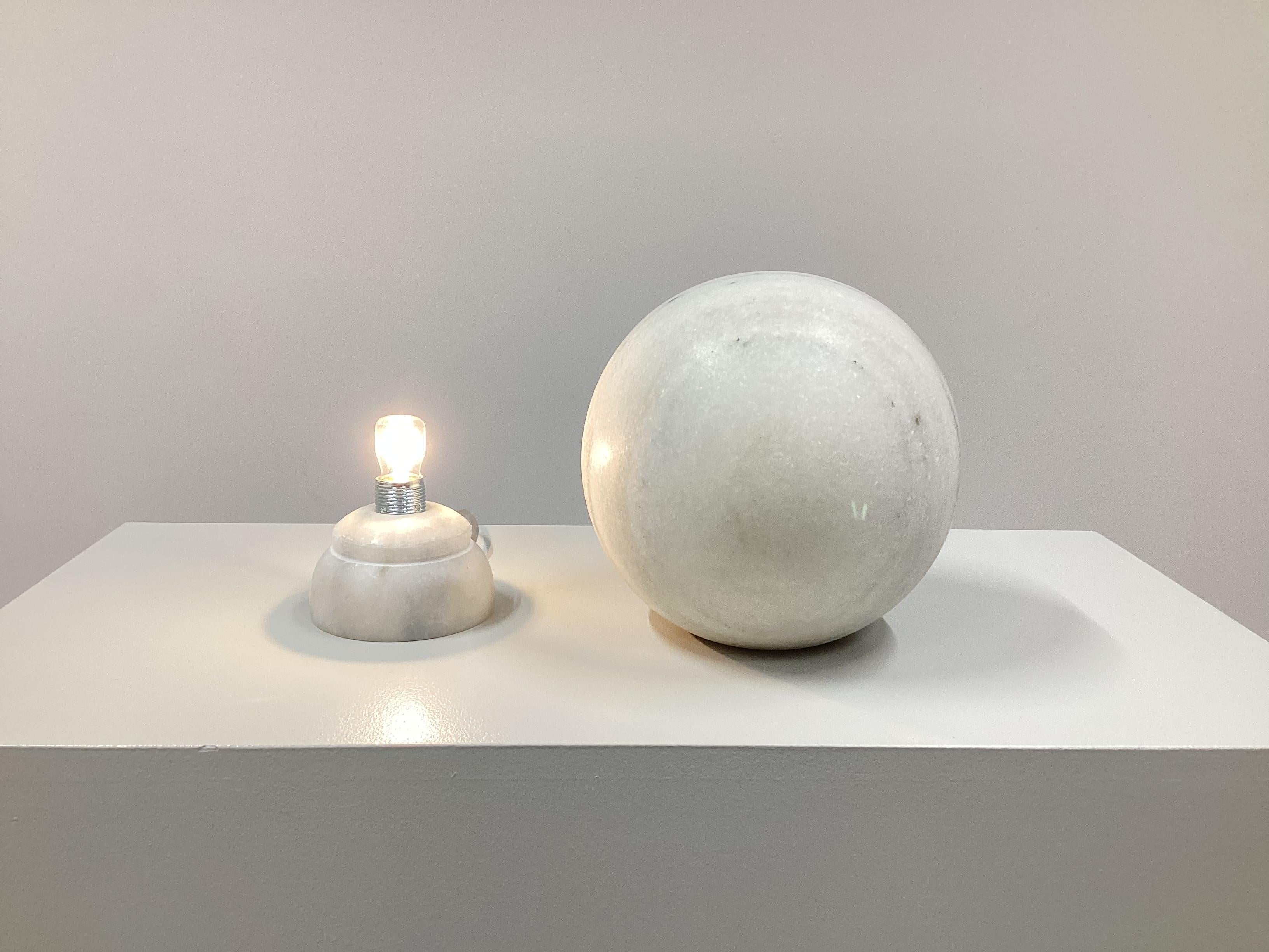 2_Unica lampada da tavolo in marmo intagliato 