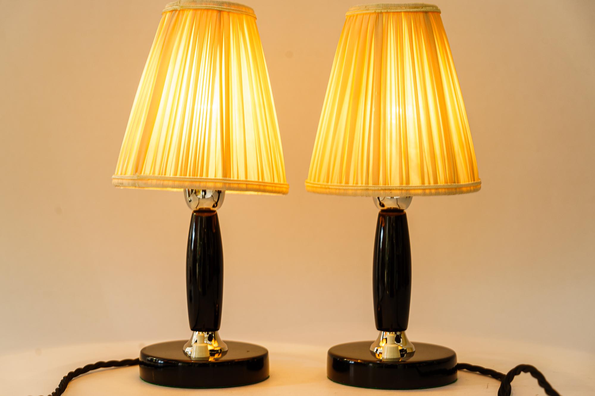 2x Art Deco Holz Tischlampen Wien um 1930er Jahre und Stoffschirm
Vernickelte Teile
Holz geschwärzt und poliert
Die Stoffschirme werden ersetzt ( neu )
Preis des Paares