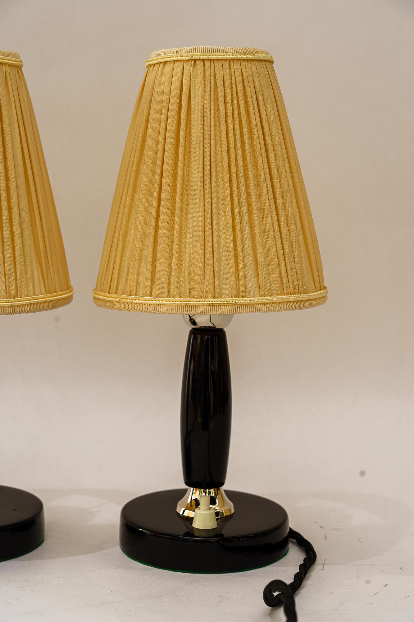 2x Art Deco Tischlampen Wien um 1930er Holz poliert und Stoffschirm (Österreichisch) im Angebot