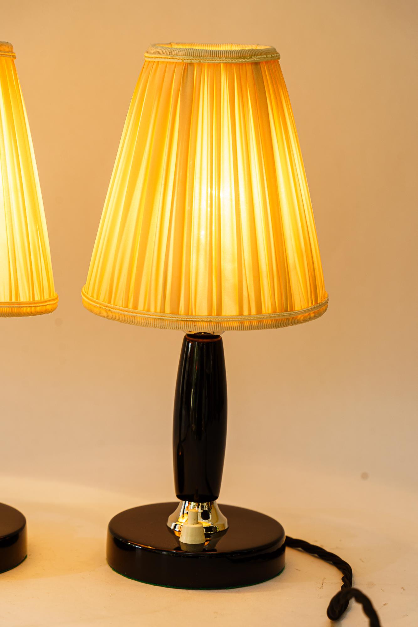2x Art Deco Tischlampen Wien um 1930er Holz poliert und Stoffschirm (Mitte des 20. Jahrhunderts) im Angebot