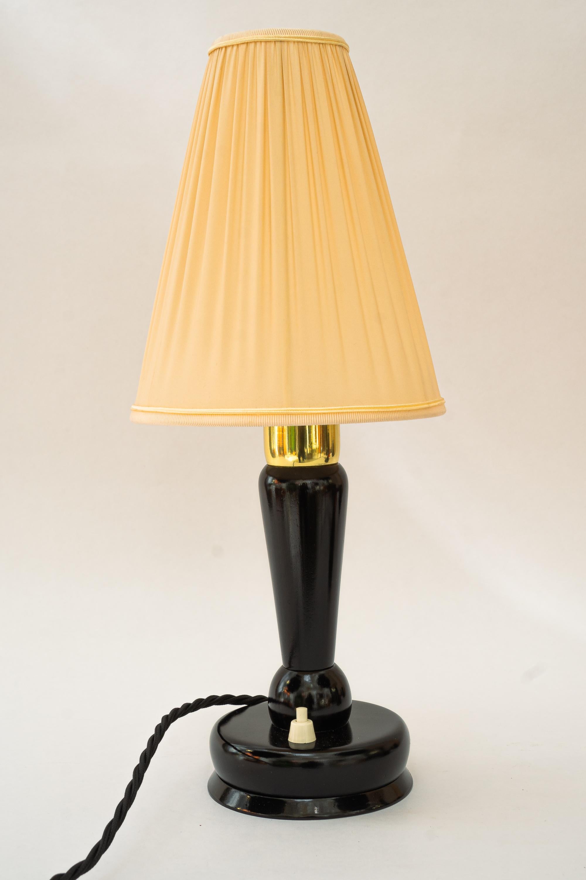 Autrichien 2x lampes de bureau Art déco avec abat-jour en tissu viennoise vers les années 1920 en vente