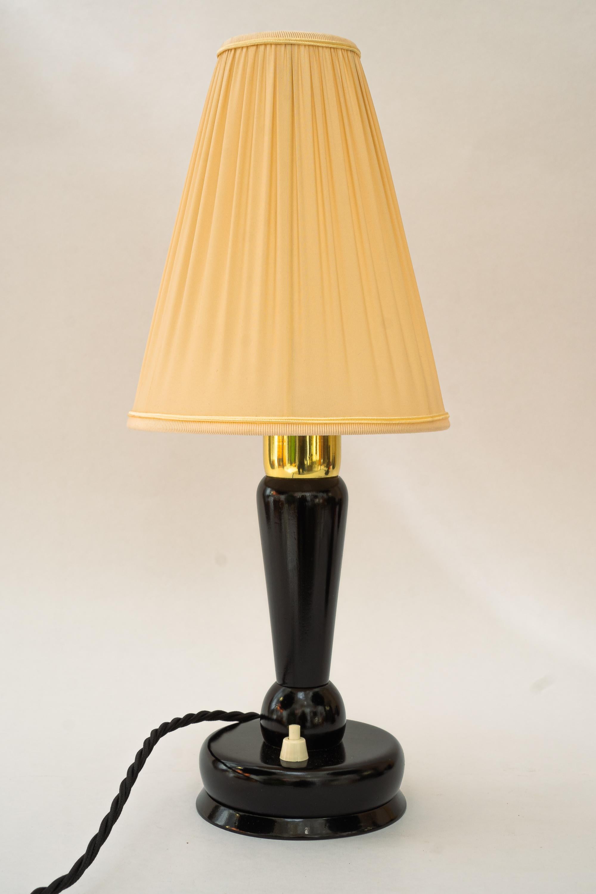 Noirci 2x lampes de bureau Art déco avec abat-jour en tissu viennoise vers les années 1920 en vente