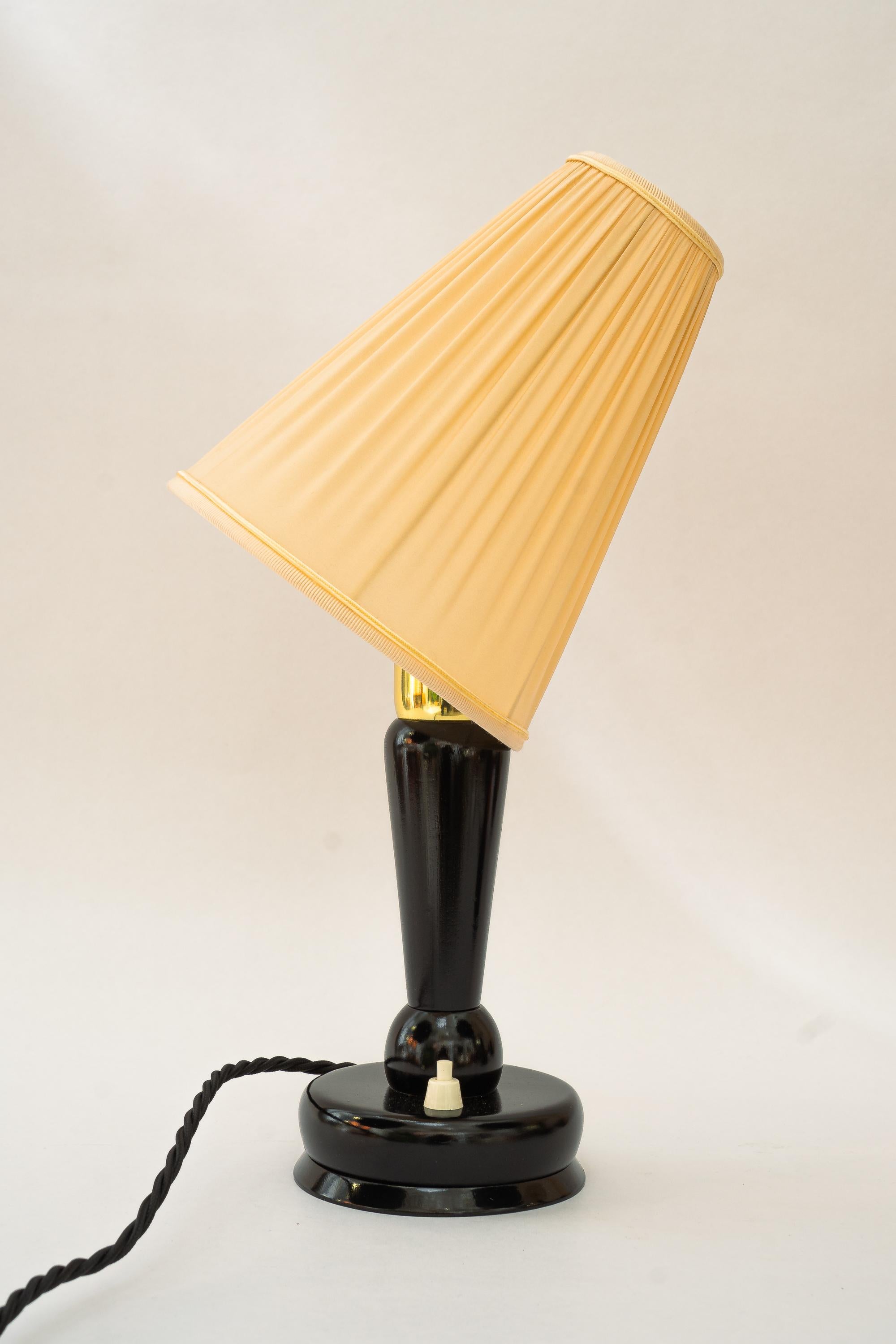 Milieu du XXe siècle 2x lampes de bureau Art déco avec abat-jour en tissu viennoise vers les années 1920 en vente