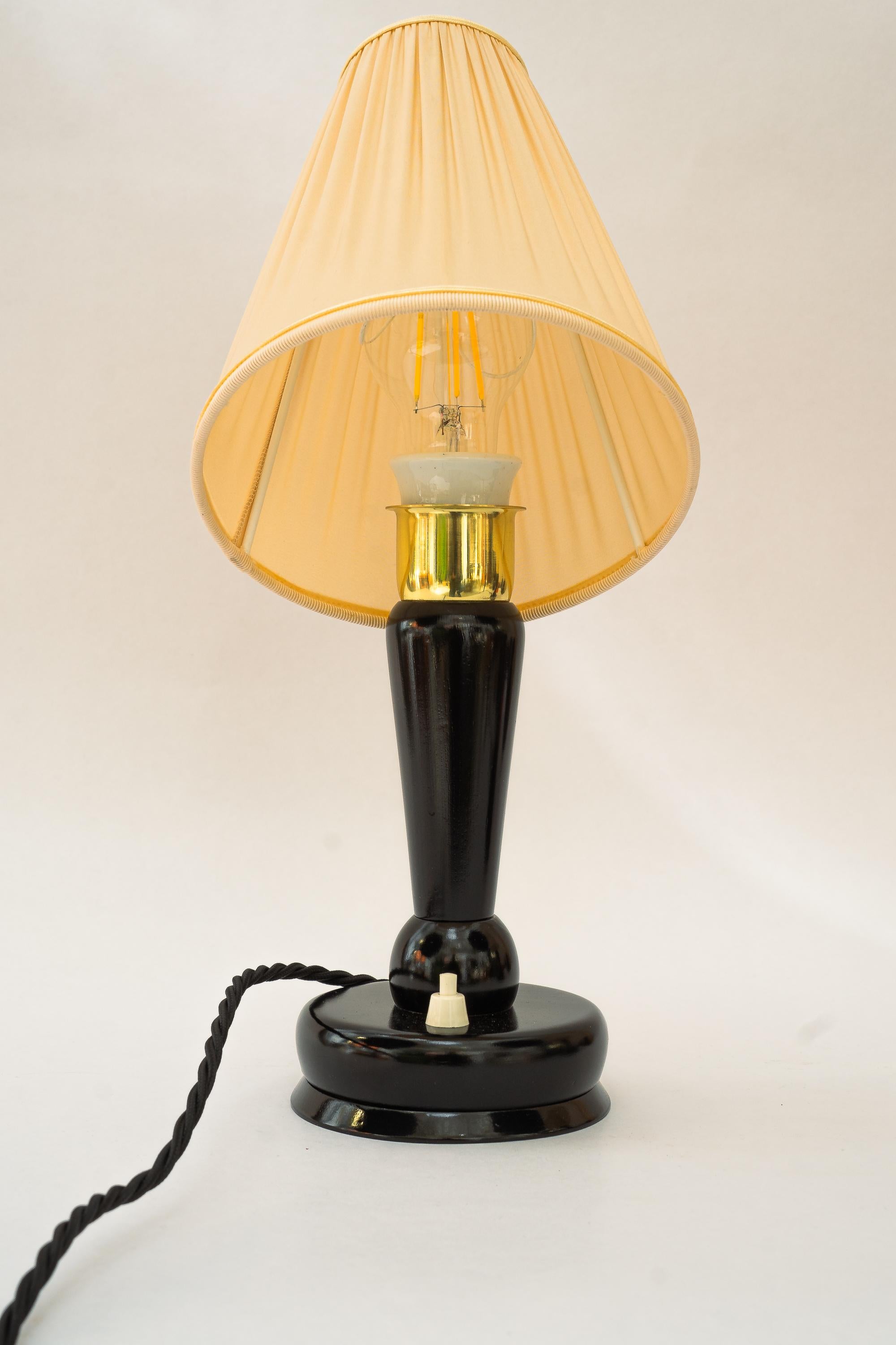 Laiton 2x lampes de bureau Art déco avec abat-jour en tissu viennoise vers les années 1920 en vente