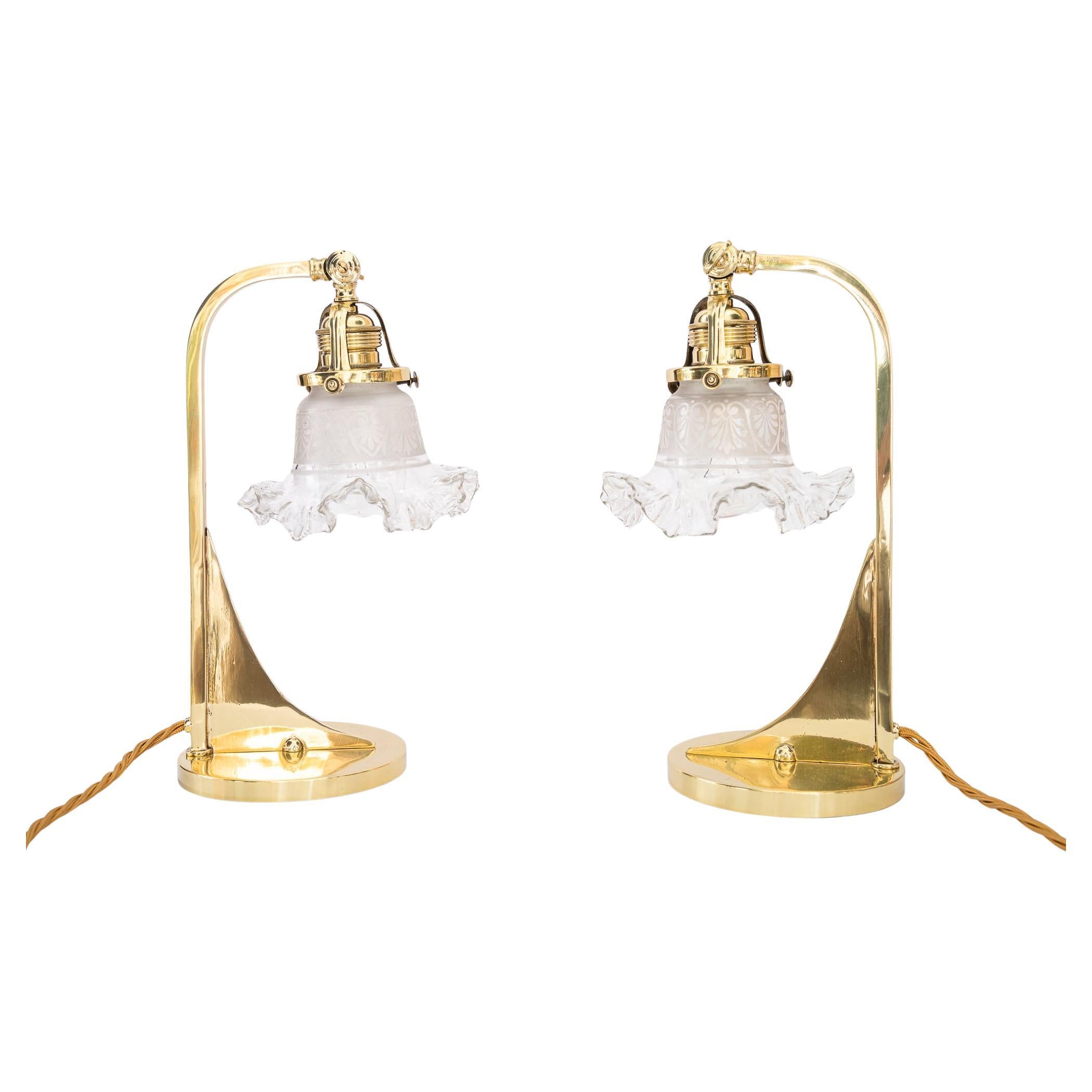 2x lampes de table Art Deco avec abat-jour en verre d'origine viennois vers 1920