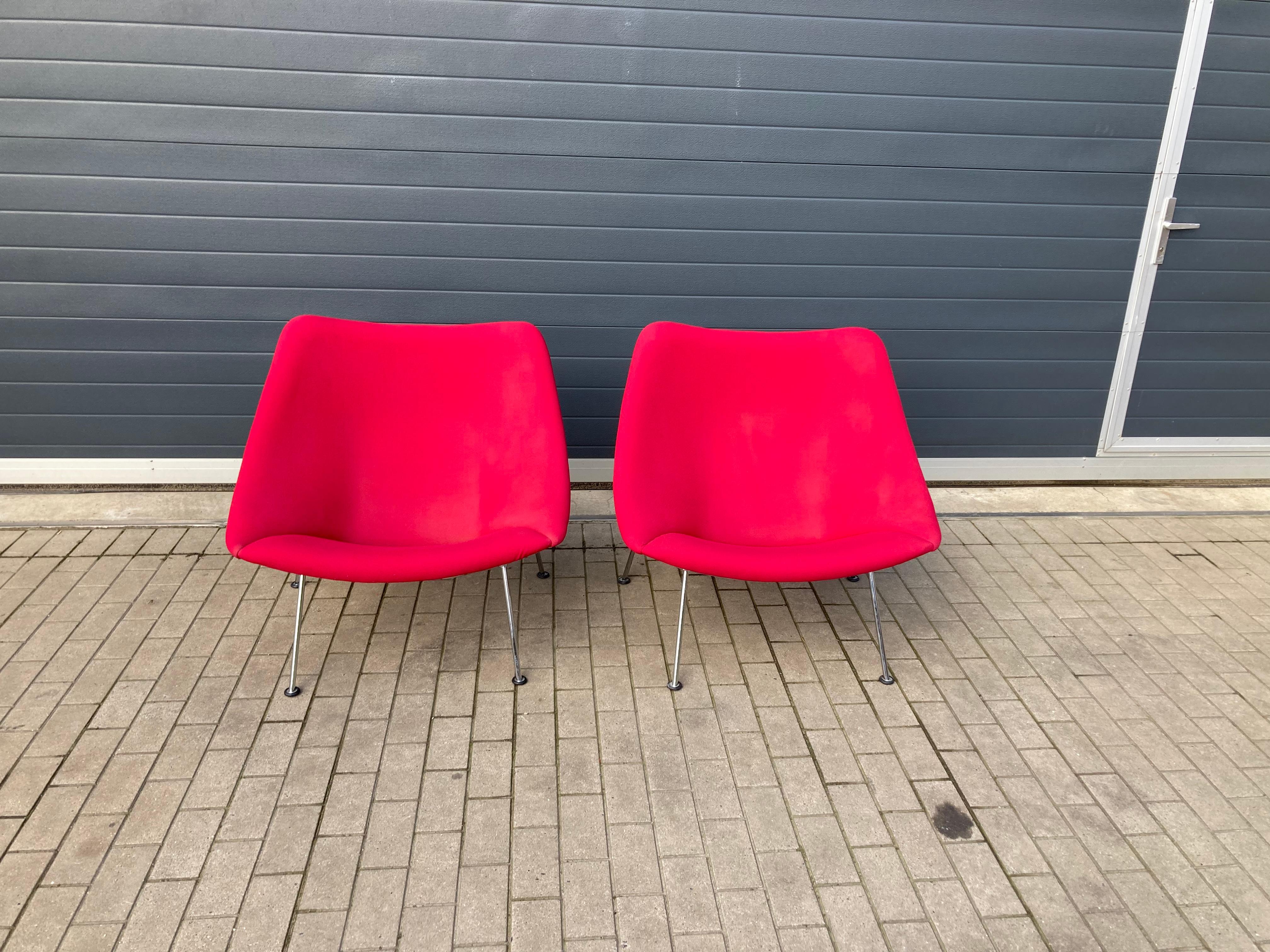 Unique collector’s items by the famous French designer Pierre Paulin.
Produced by Artifort (currently not being produced anymore)

In red fabric. Very very tiny minimal user traces in the fabric. Typical with the age of the chairs.
The foam is in