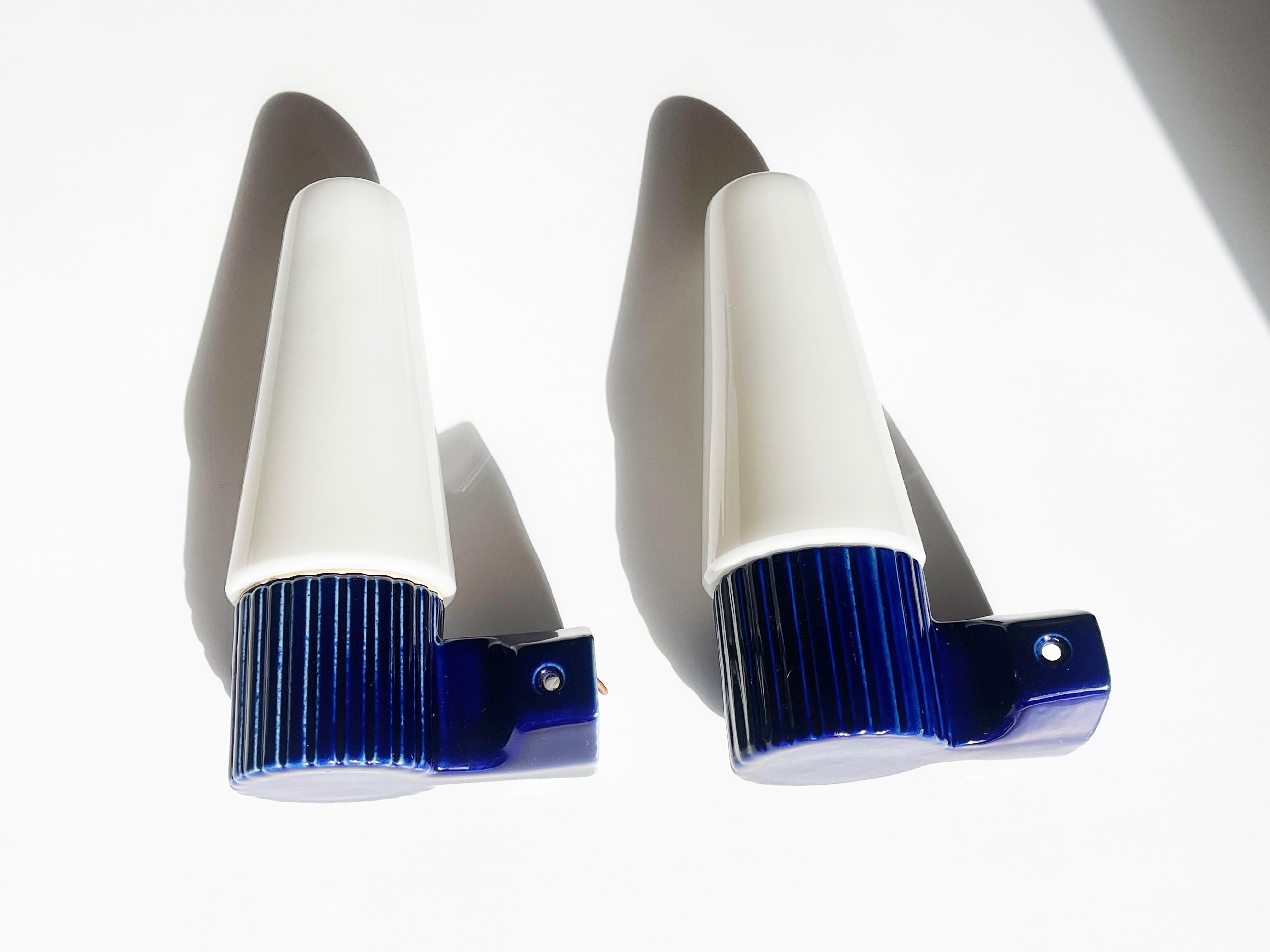 2 appliques en porcelaine bleue et verre opalin par S. Bernadotte pour IFÖ, Suède en vente 3