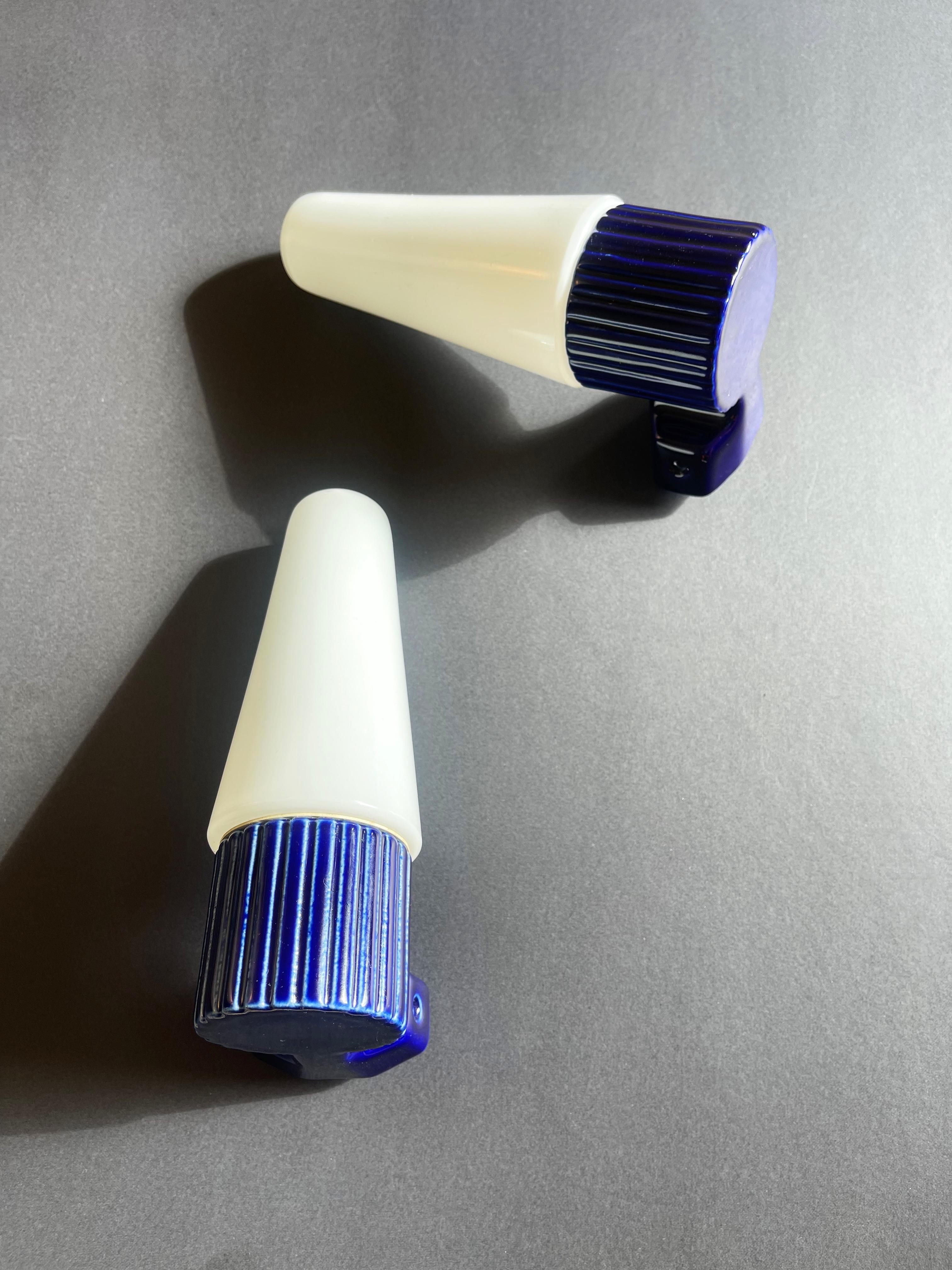 Mid-Century Modern 2 appliques en porcelaine bleue et verre opalin par S. Bernadotte pour IFÖ, Suède en vente