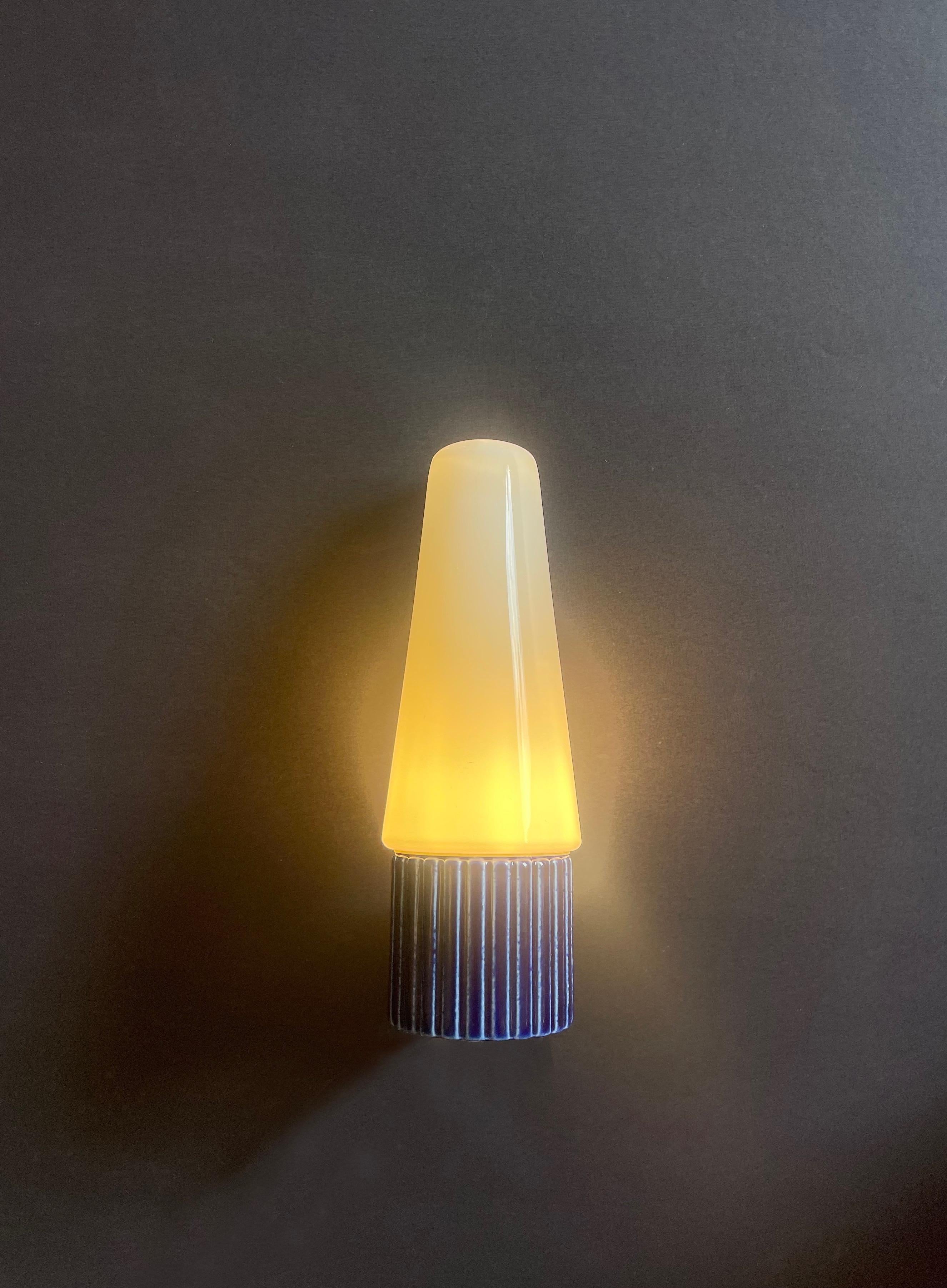 Un ensemble de 2 appliques, conçues par Sigvard Bernadotte pour l'IFÖ Suède au milieu des années 1960.
Il s'agit d'un magnifique exemple de design suédois du milieu du siècle, inspiré du Bauhaus, avec du verre opalin. 
qui se vissent sur les socles