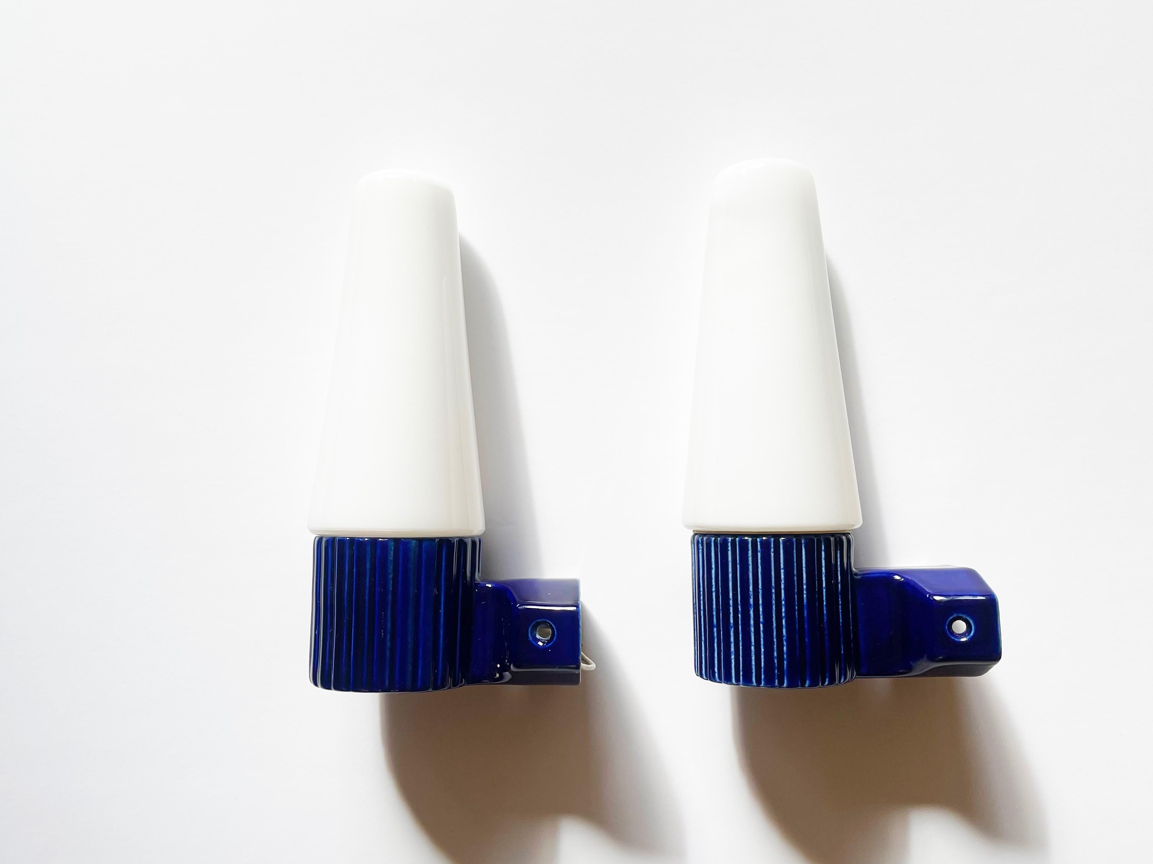 Fait main 2 appliques en porcelaine bleue et verre opalin par S. Bernadotte pour IFÖ, Suède en vente