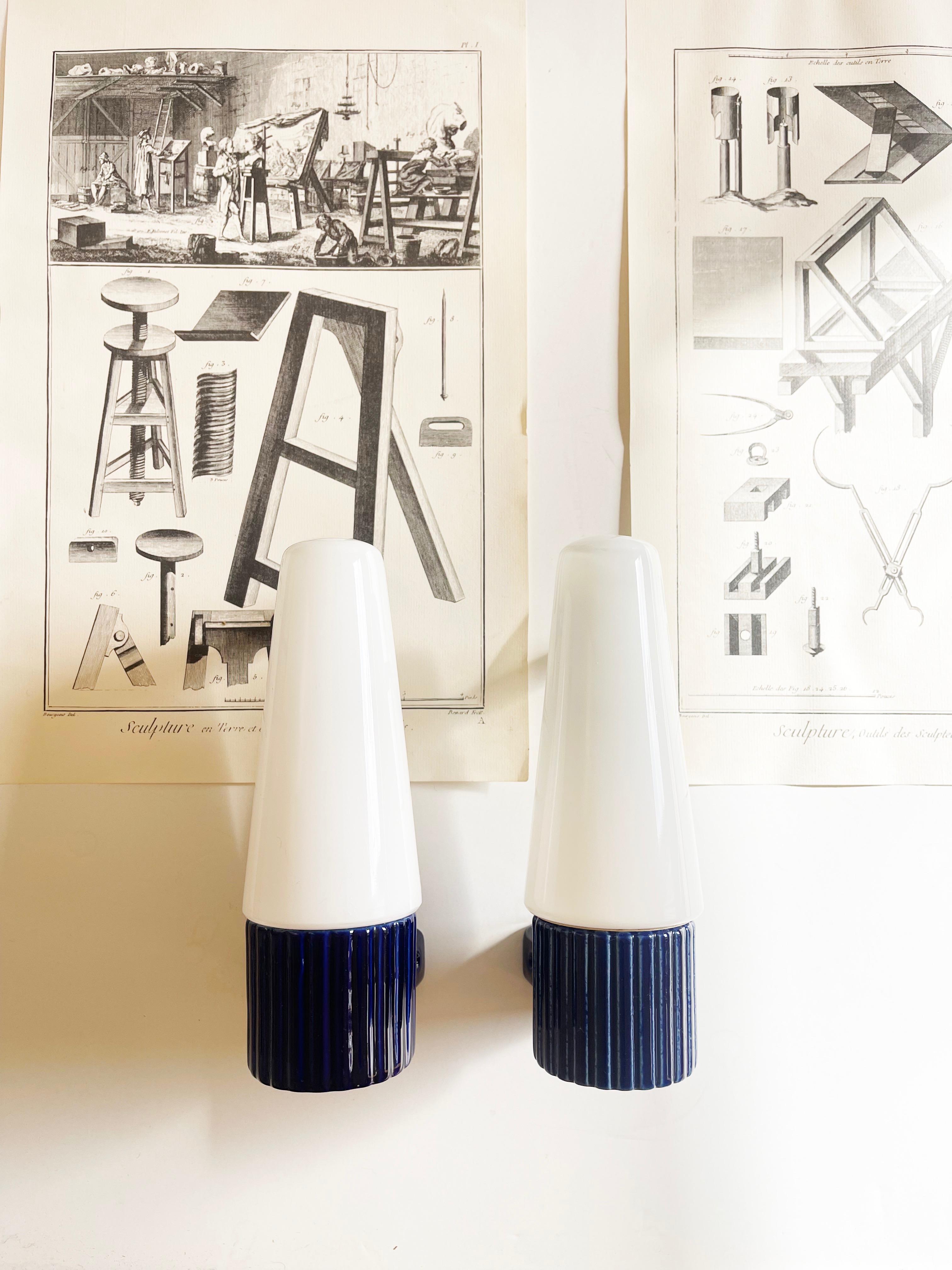 2 appliques en porcelaine bleue et verre opalin par S. Bernadotte pour IFÖ, Suède Bon état - En vente à Andernach, DE