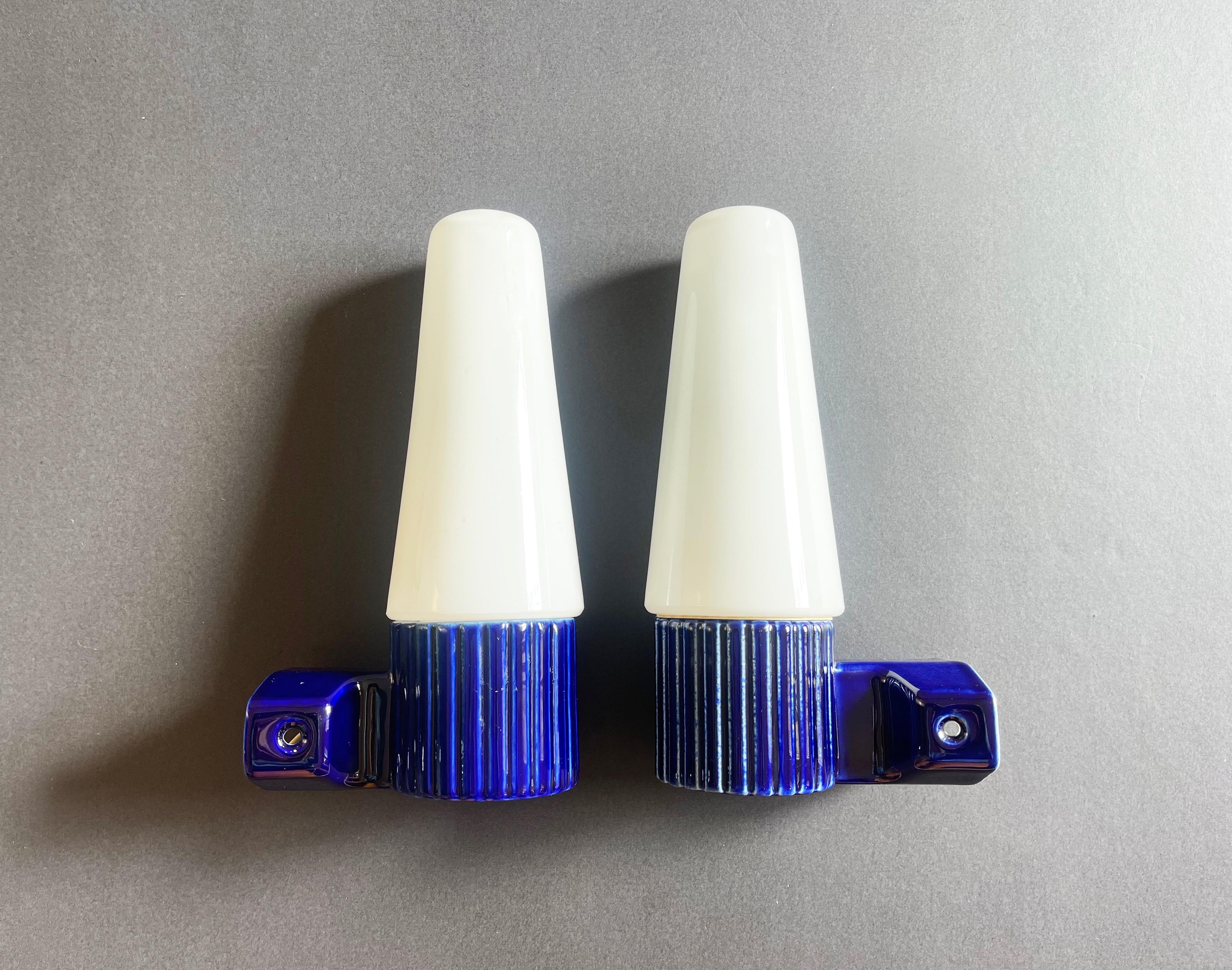 Céramique 2 appliques en porcelaine bleue et verre opalin par S. Bernadotte pour IFÖ, Suède en vente