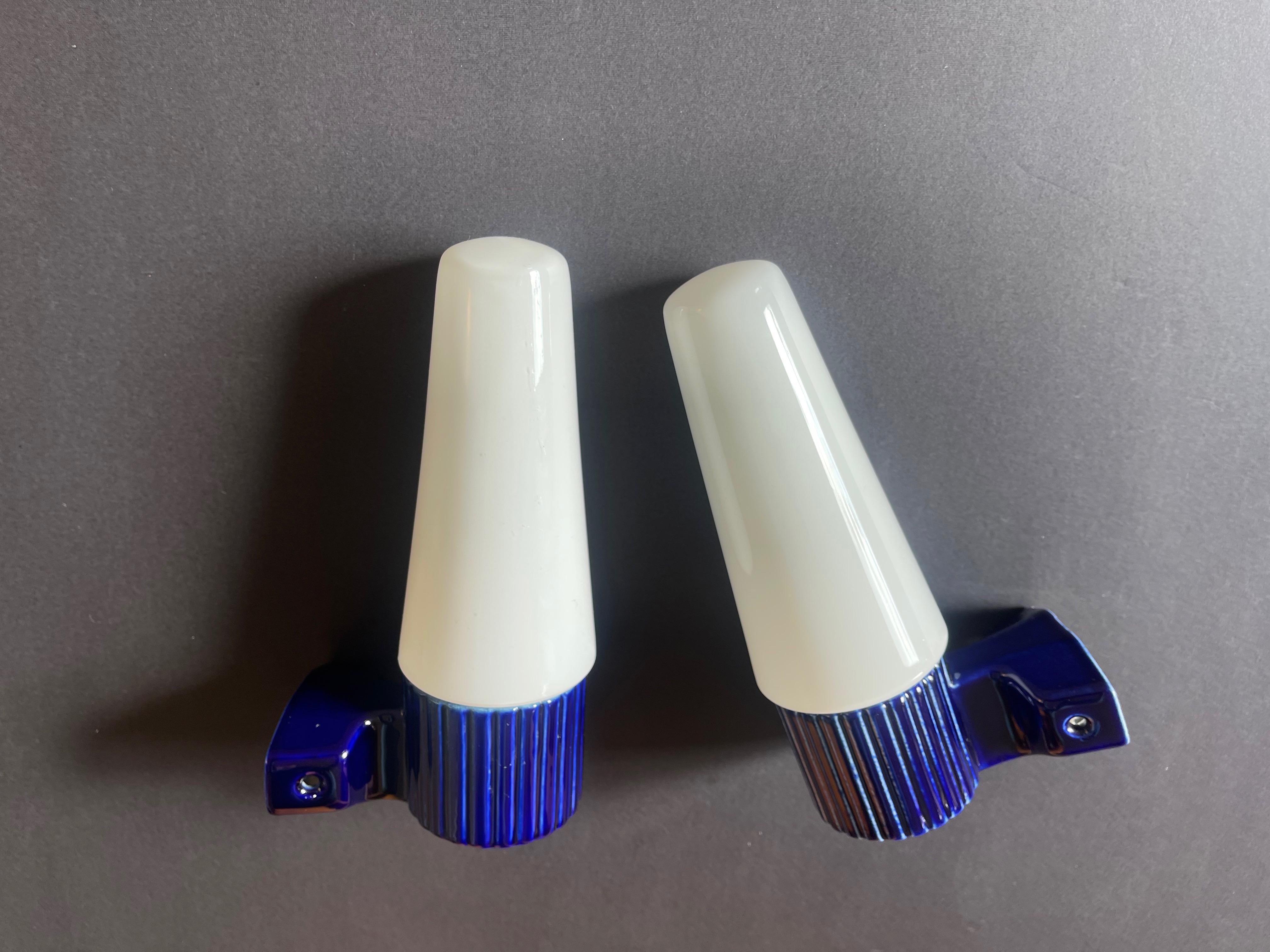 2 appliques en porcelaine bleue et verre opalin par S. Bernadotte pour IFÖ, Suède en vente 1
