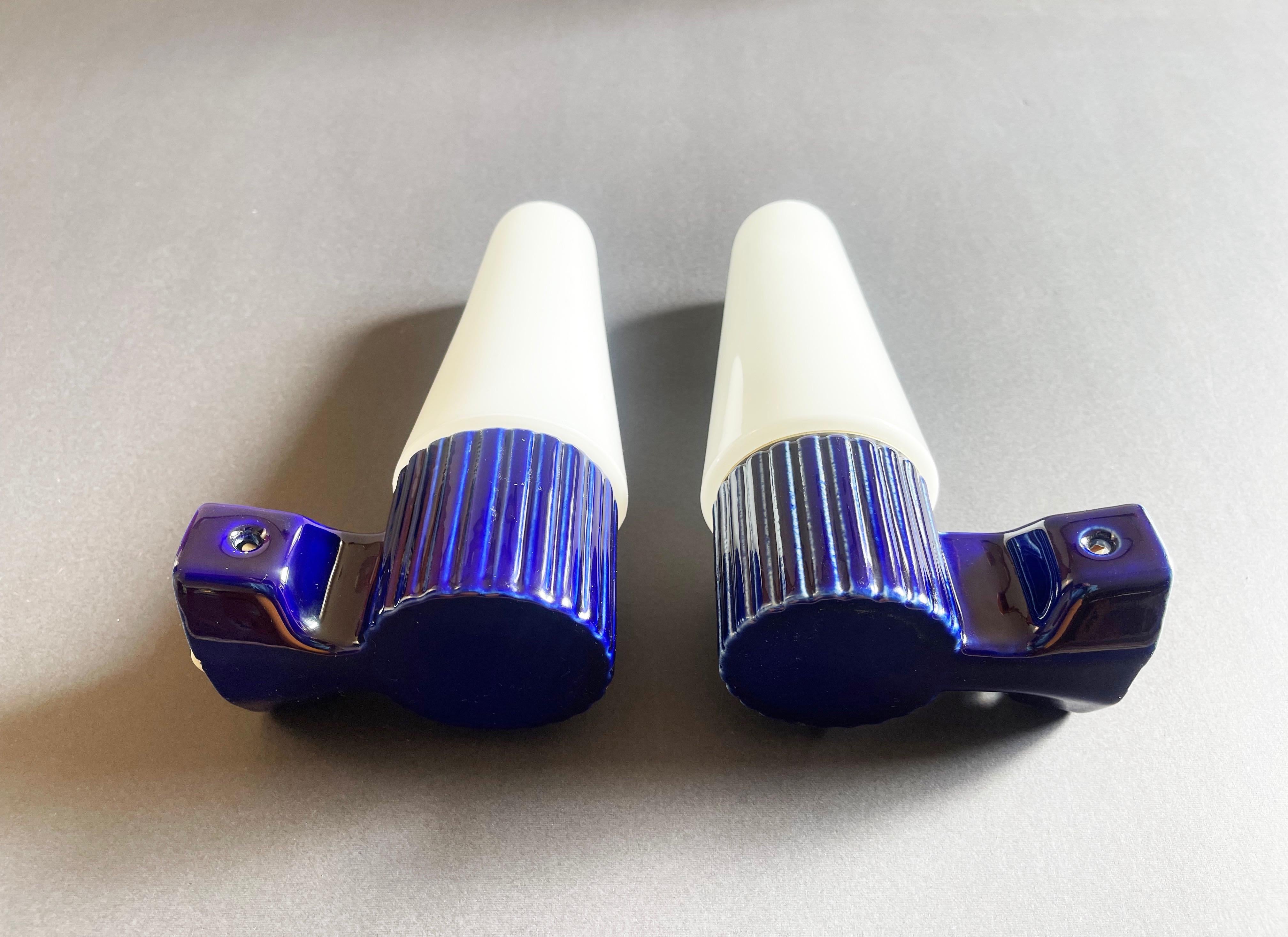 2 appliques en porcelaine bleue et verre opalin par S. Bernadotte pour IFÖ, Suède en vente 2