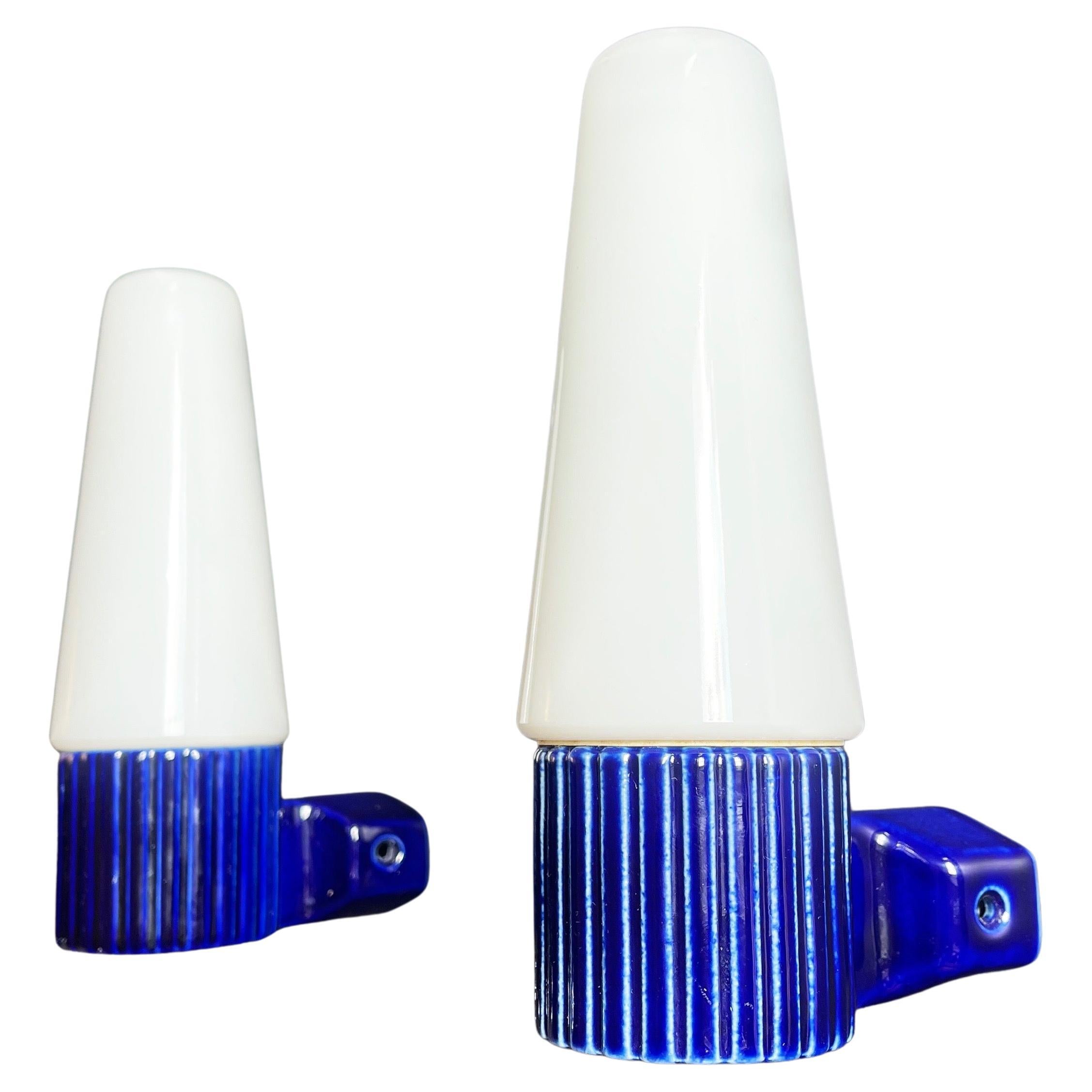 2 appliques en porcelaine bleue et verre opalin par S. Bernadotte pour IFÖ, Suède en vente