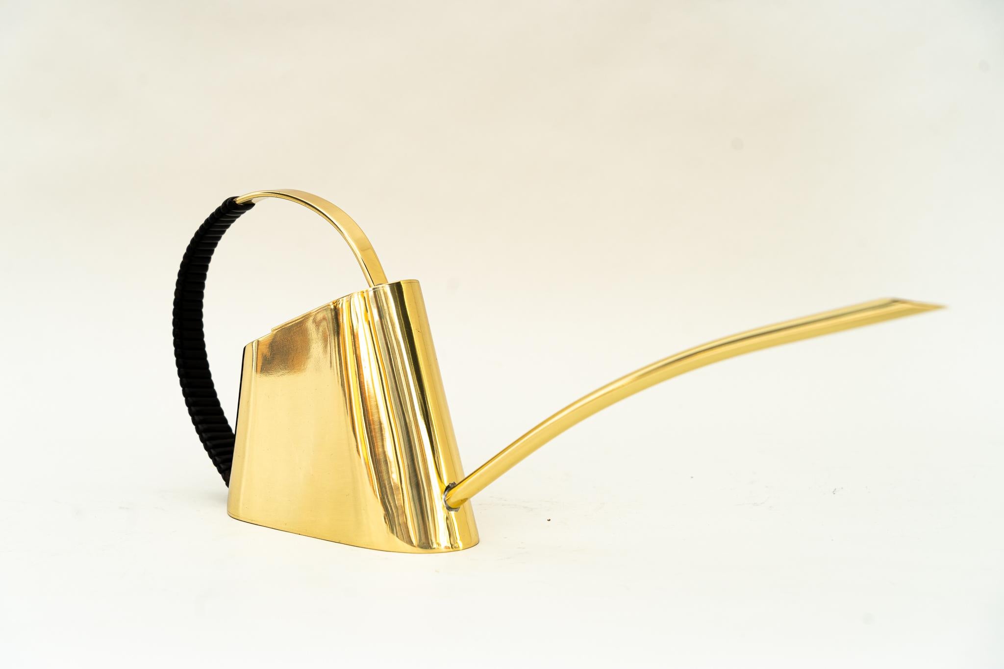 2x Brass Watering Cans, circa 1950s In Good Condition For Sale In Wien, AT